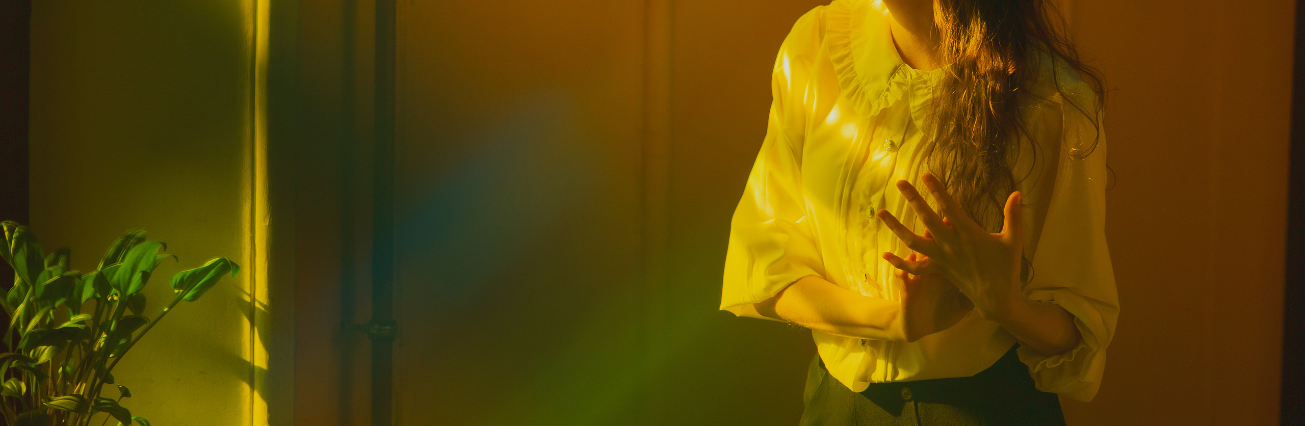 Атмосферная фотосессия у окна: уникальные желто-зеленые цвета от Alexander Veselkov - Photographer | AV