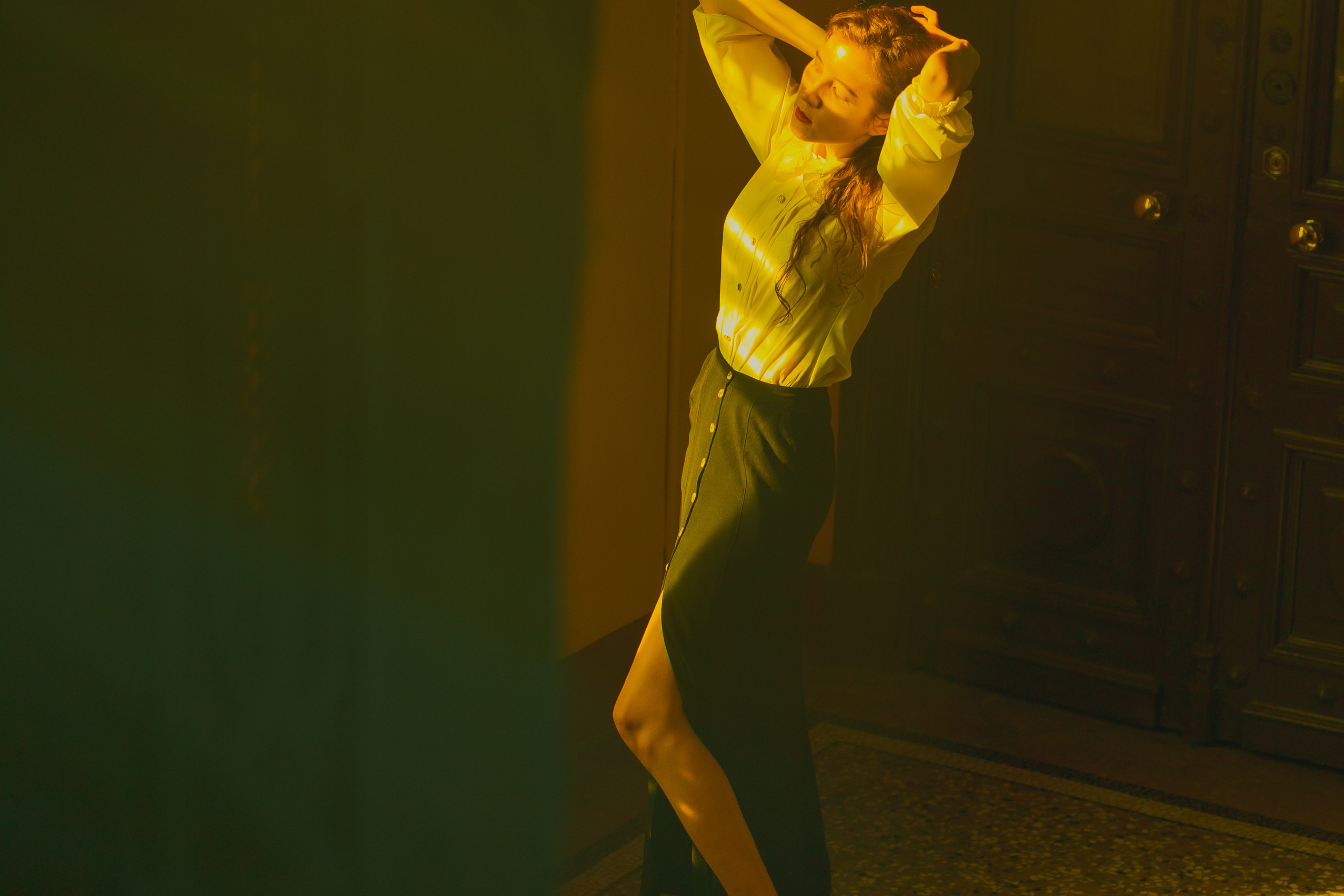 Уникальные желто-зеленые цвета в фотосессии с красивой девушкой у окна от Alexander Veselkov - Photographer | AV