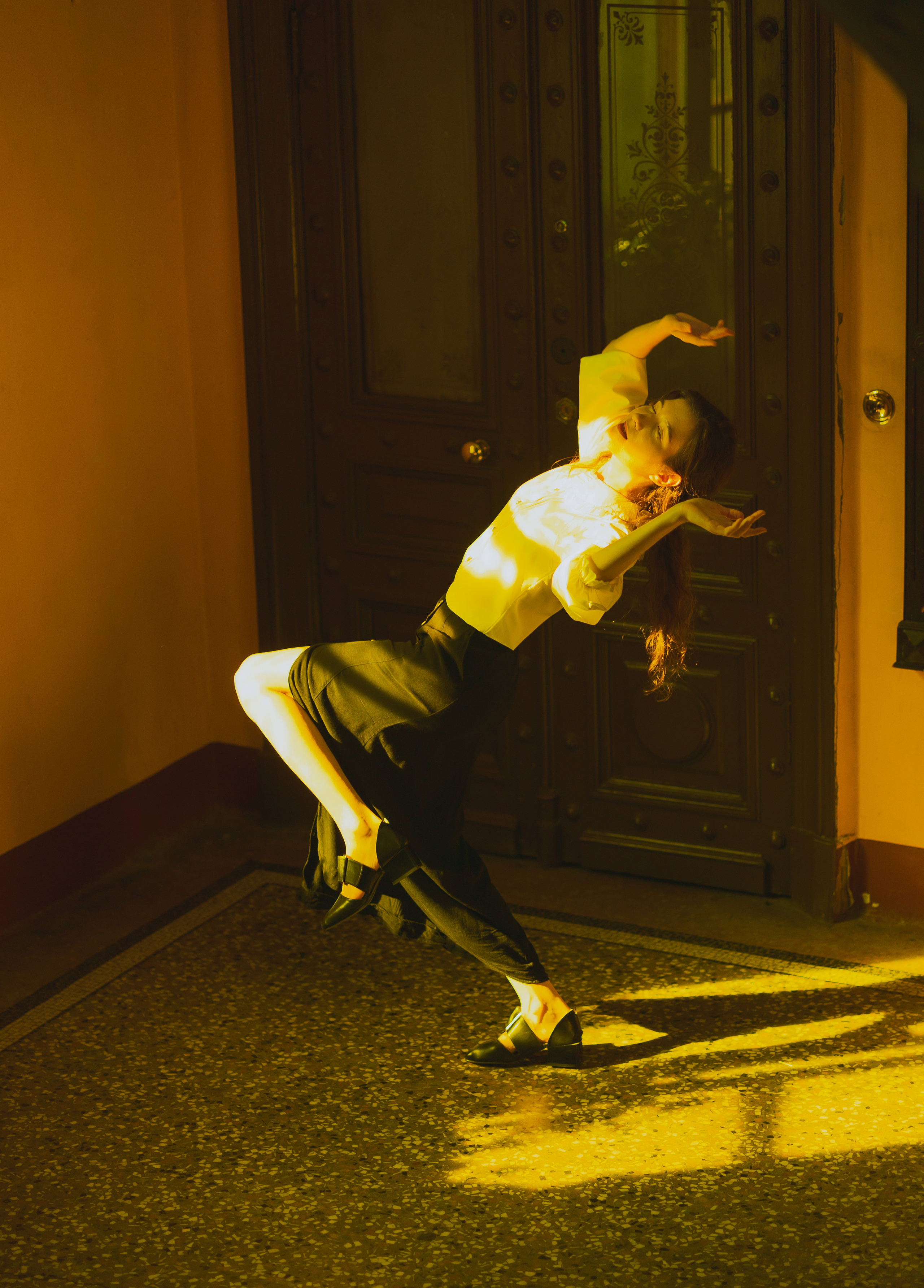 Атмосферная фотосессия с девушкой в светящихся желто-зеленых цветах от AV | Alexander Veselkov - Photographer 