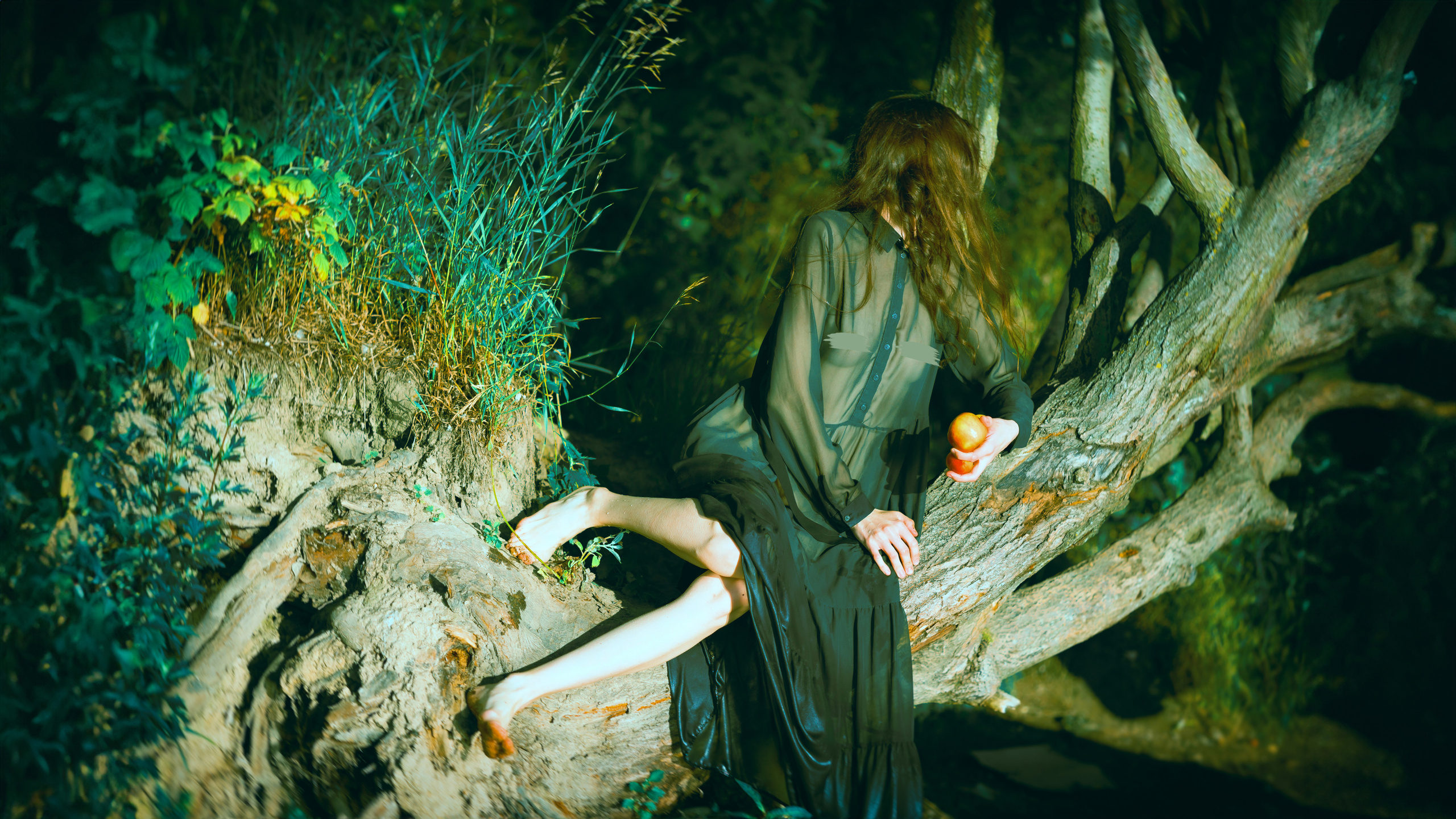 Отсылка по цветам к картине "Смерть Офелии" на фотосессии с персиком от AV