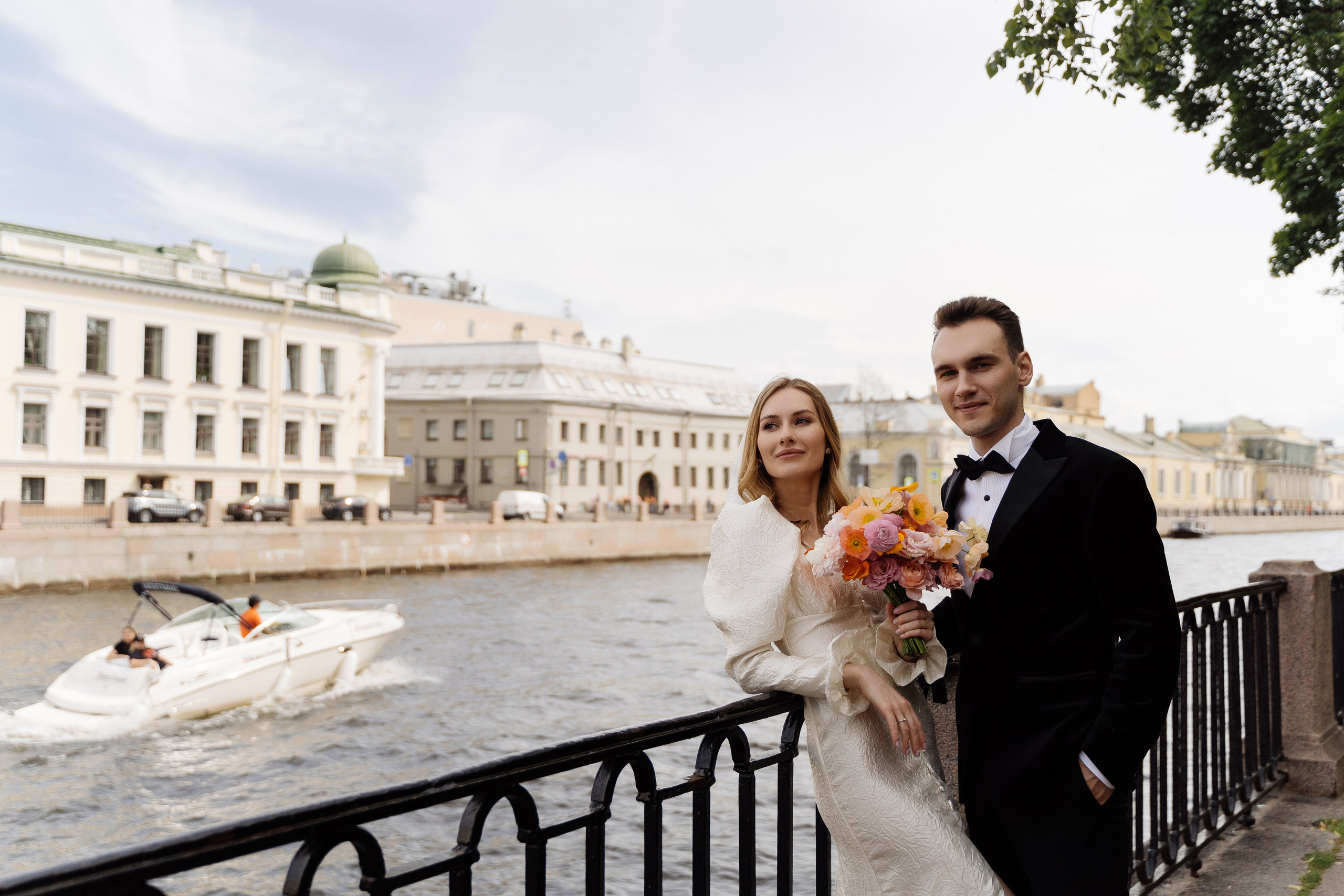 Камерная свадьба на фонтанке в сезонах. Свадебный фотограф организатор в Санкт-Петербурге Ассоль Опарина