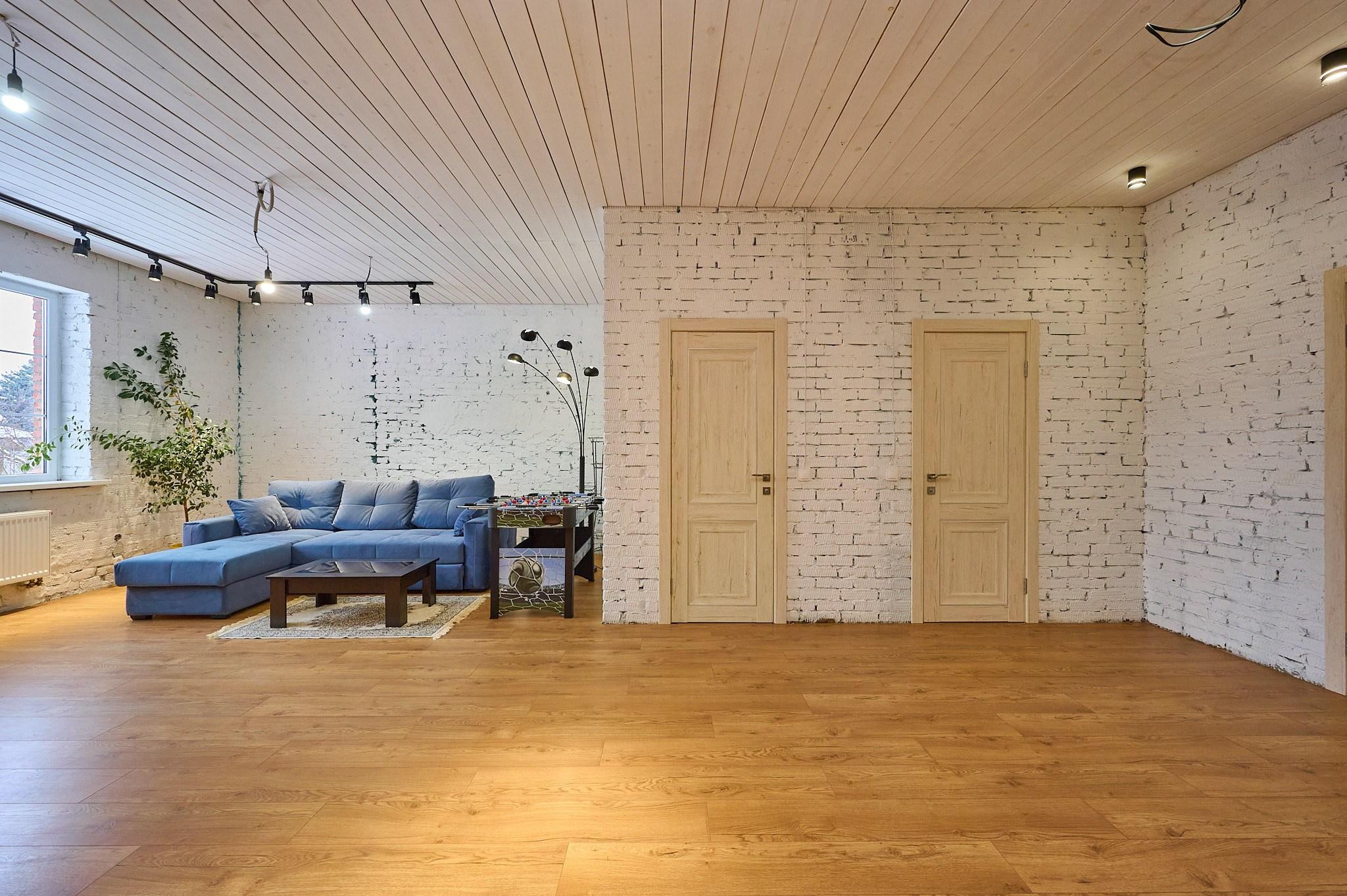 зал синий диван коричневый ламинат светлые стены 