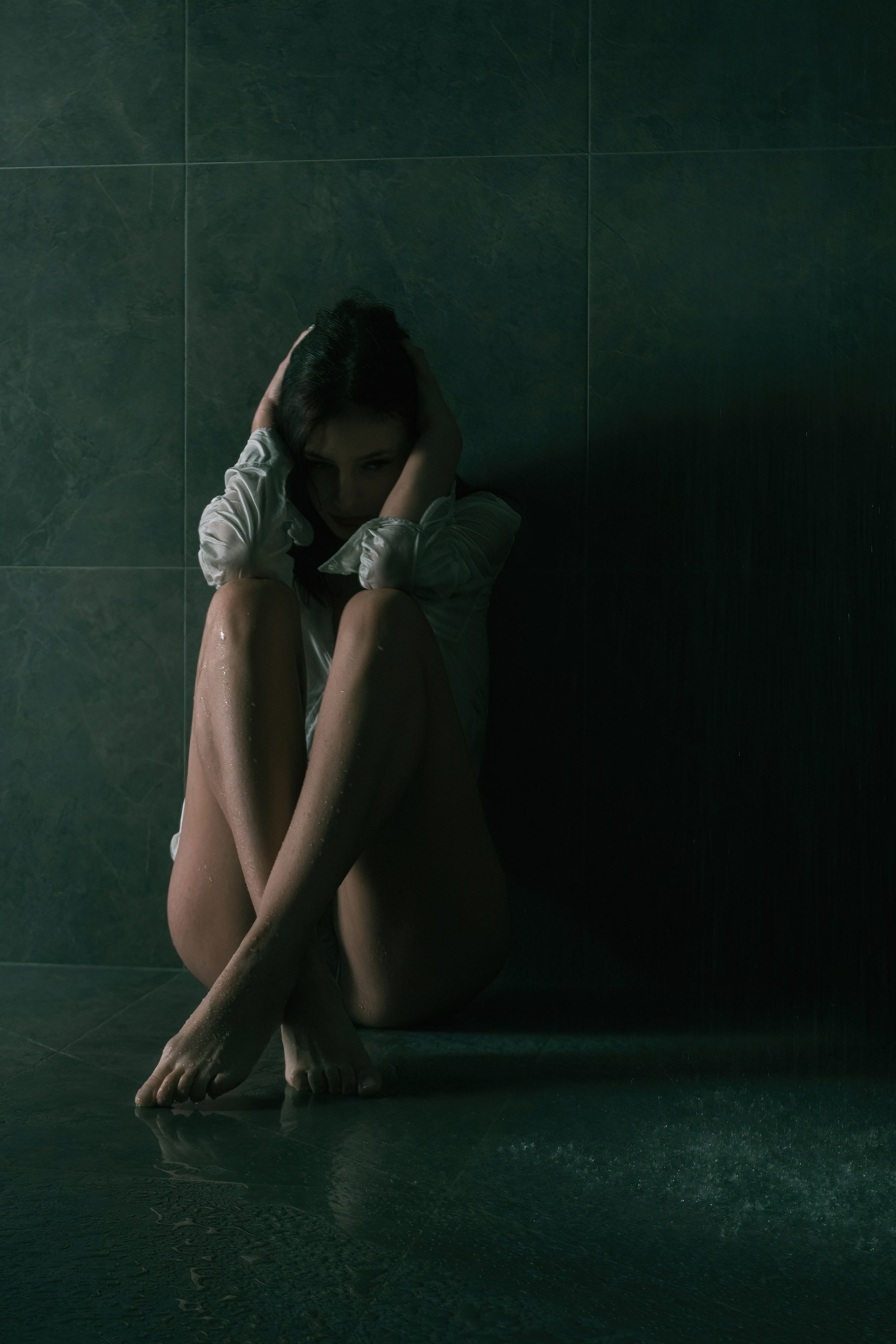 Девушка плачет в душе. Отчаяние, горе, одиночество.