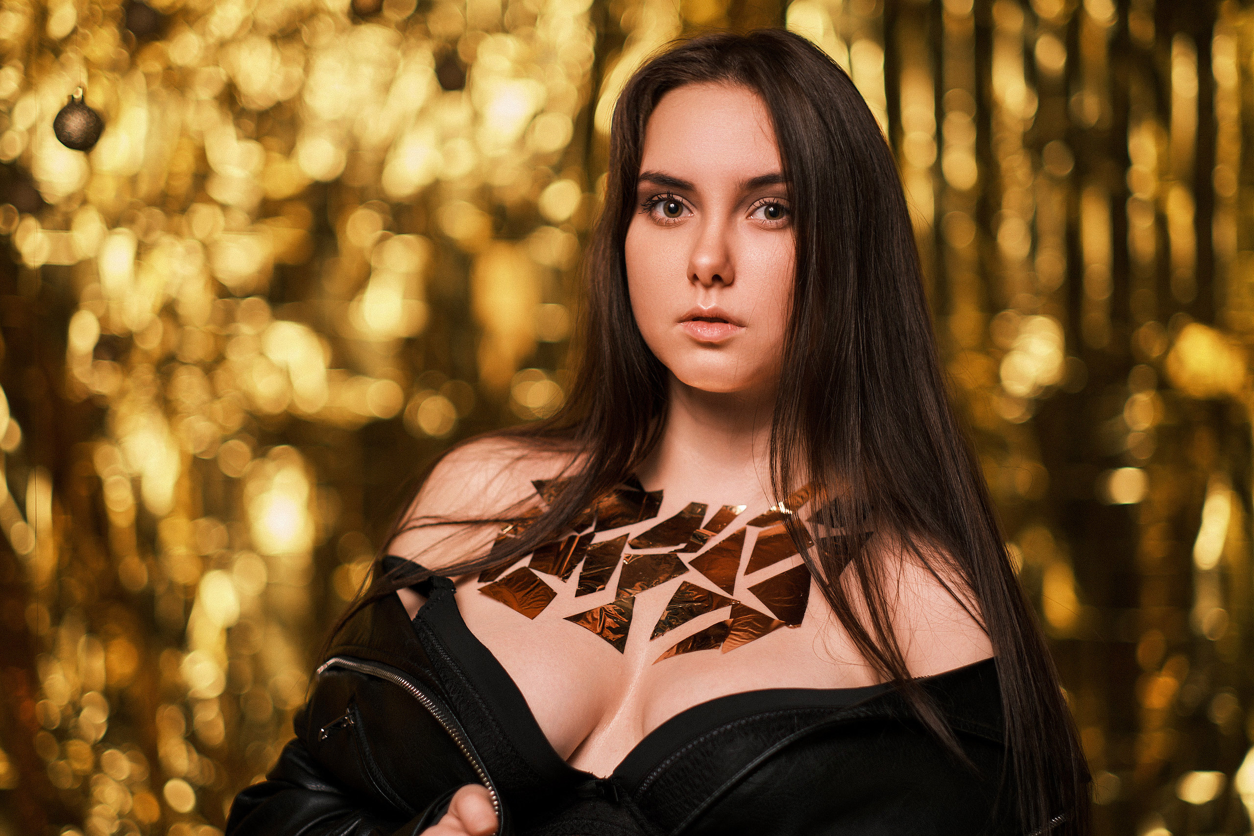 Красивая девушка с длинными волосами и выразительными глазами