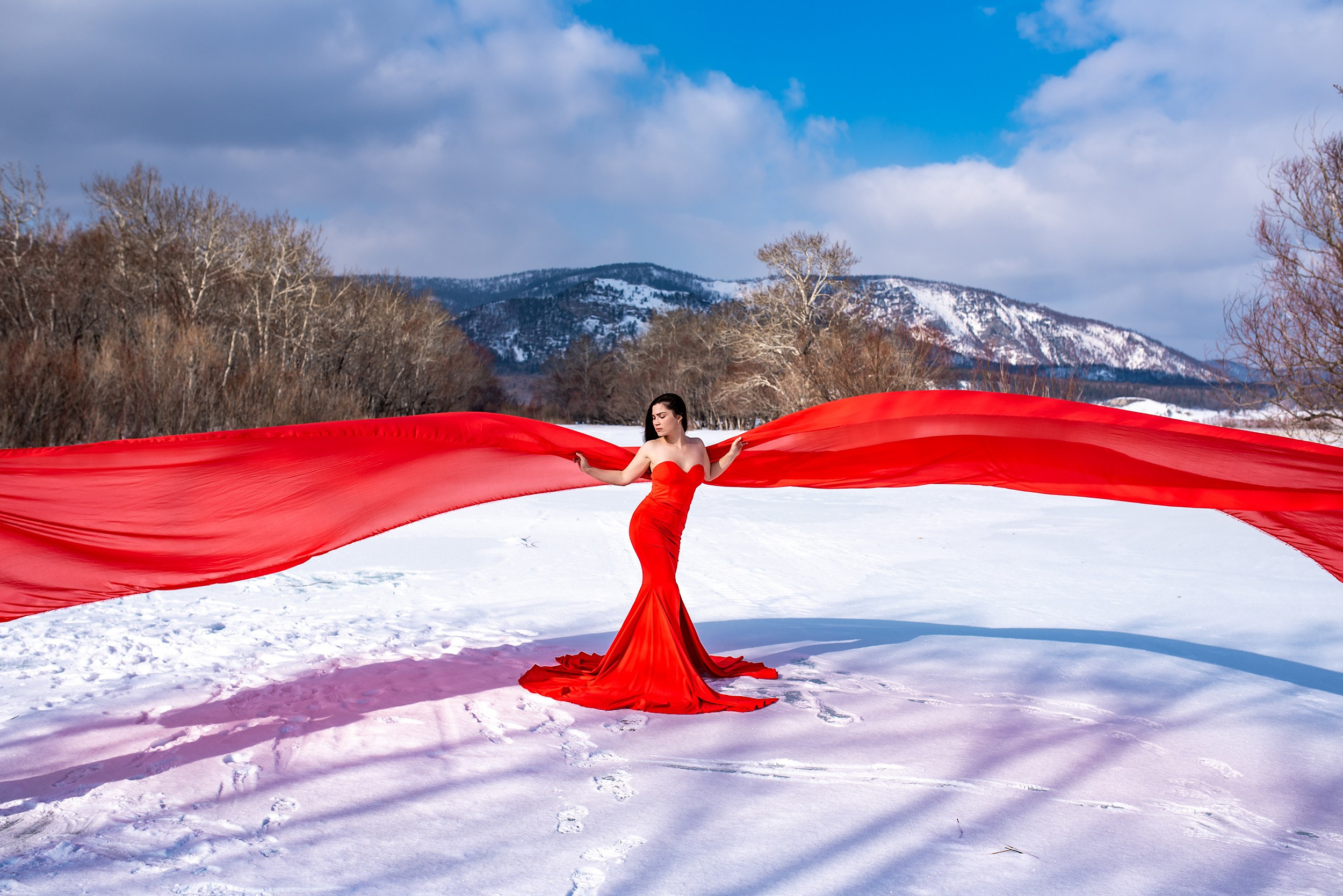 Девушка в красном облегающем силуэтном платье русалке в ледяном гроте. Ольга Ли свадебный семейный фотограф Иркутск