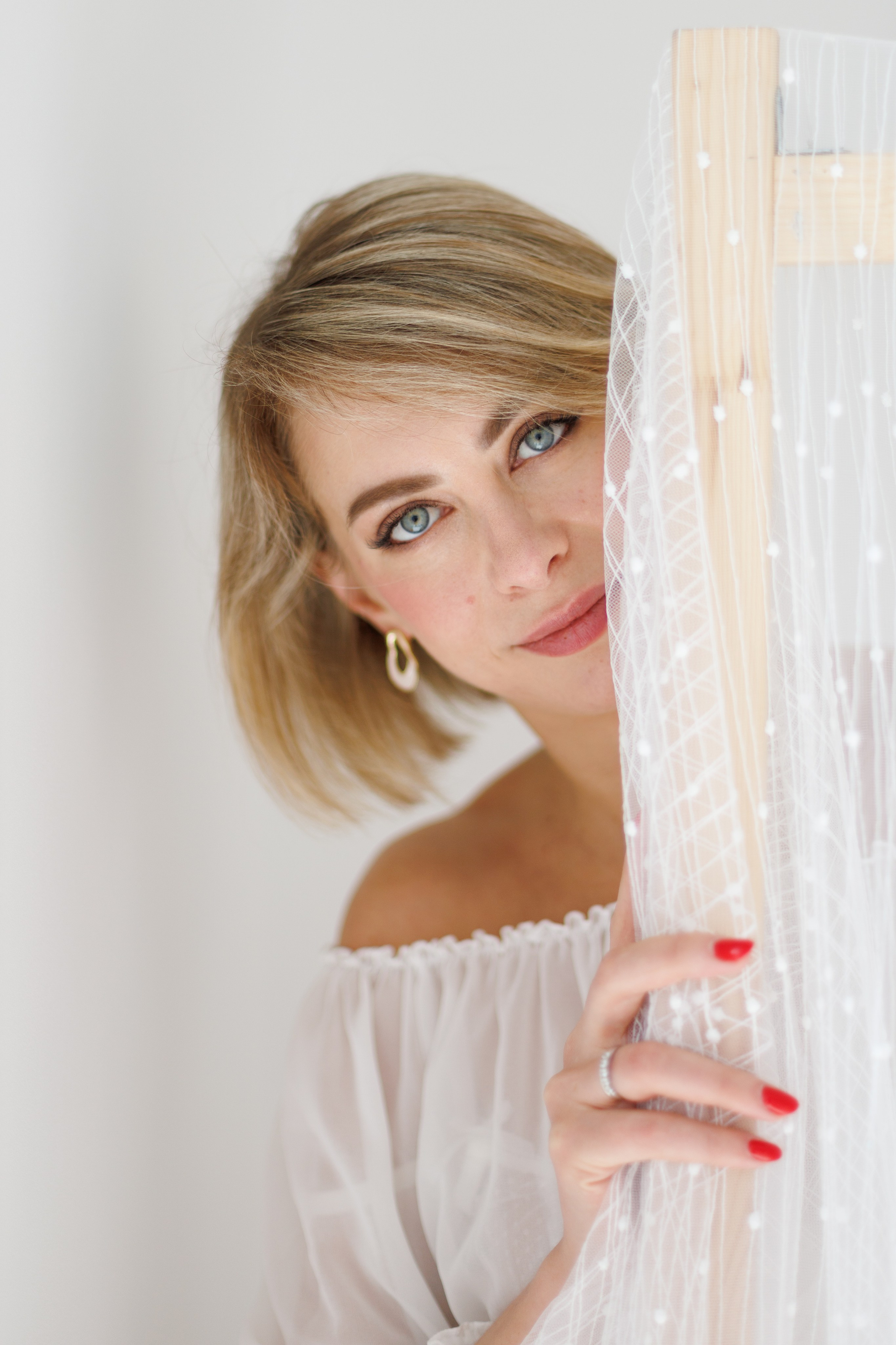 Девушка выглядывает из-за ширма, фотосессия девушки