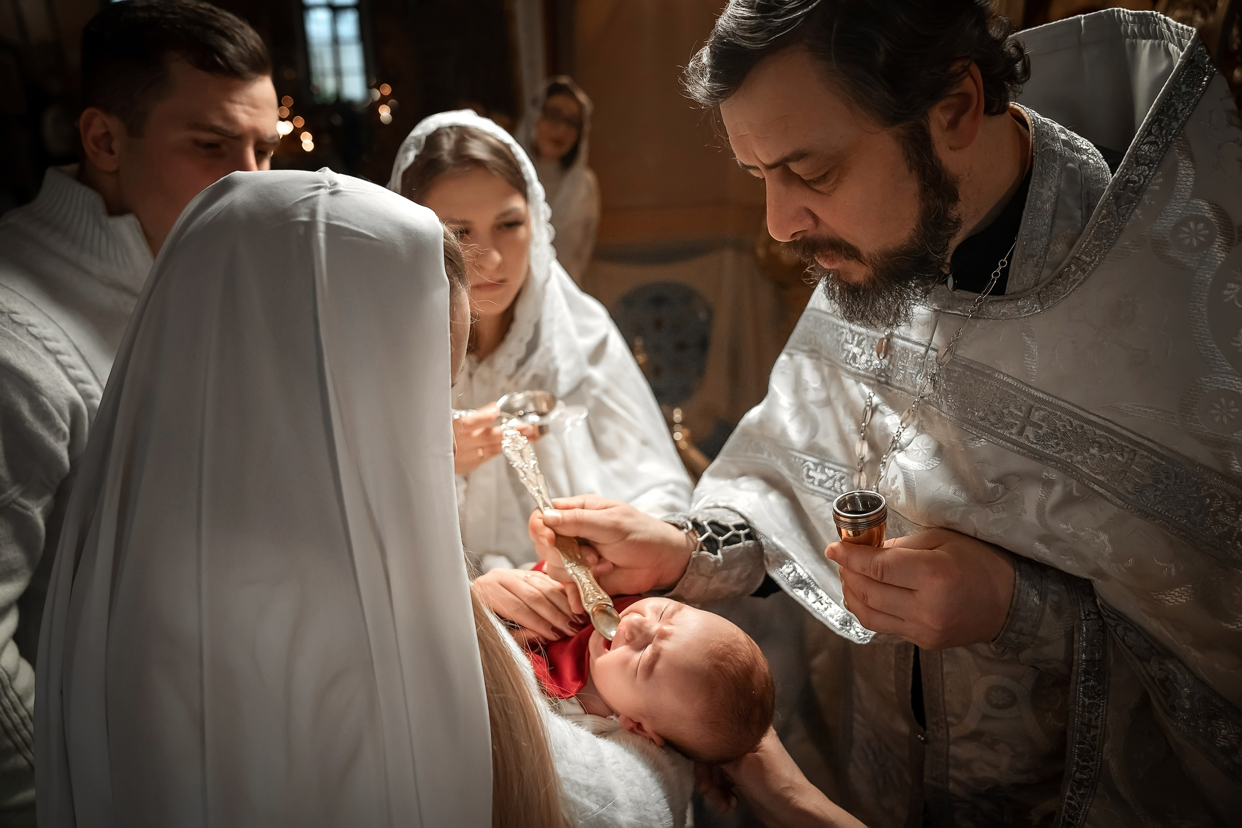 Профессиональная фото и видеосъёмка таинств крещения и венчания, профессиональный фотограф на  крещение венчание