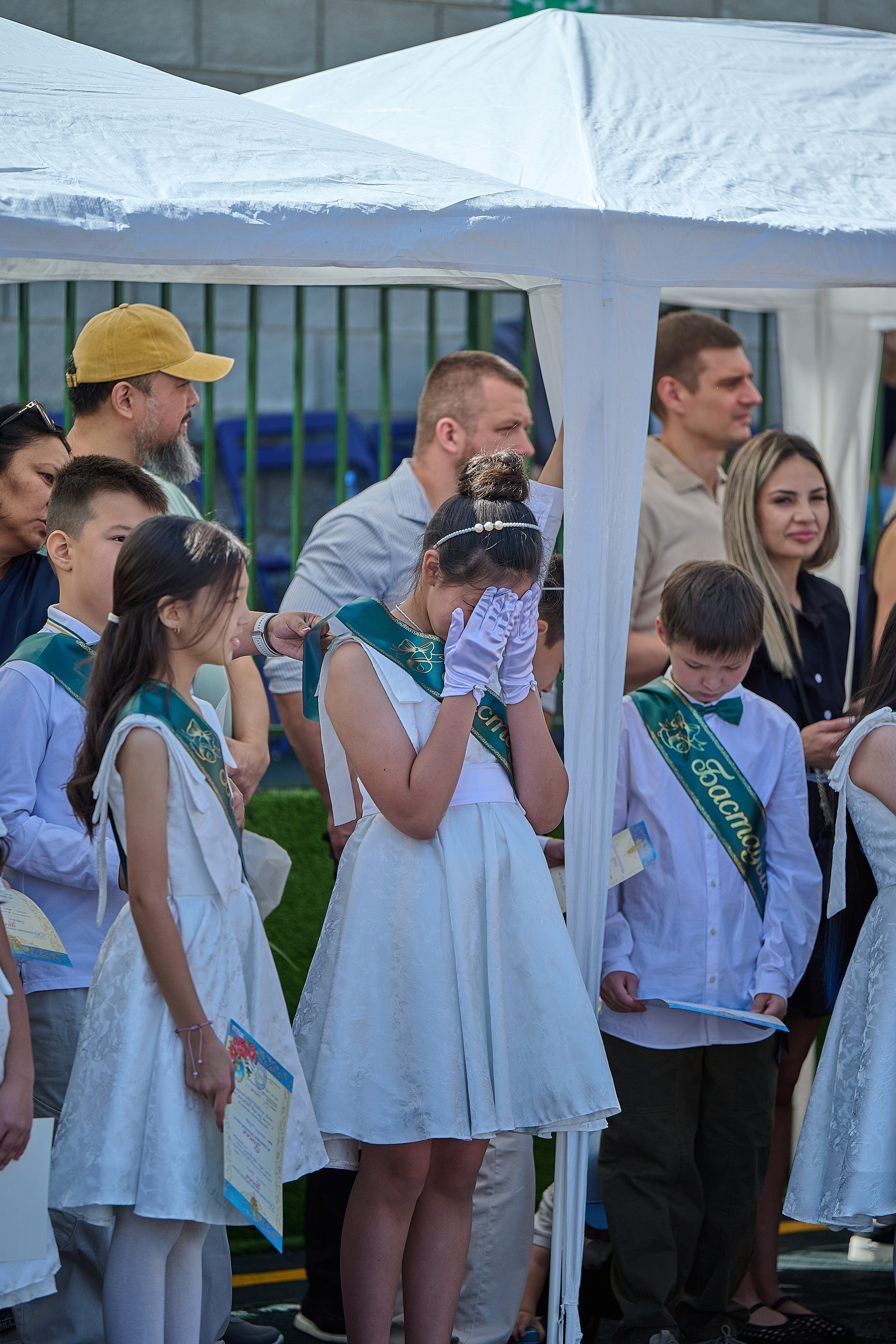 Линейка в школа Abai International school. Фотограф в Алматы Егор Поленов