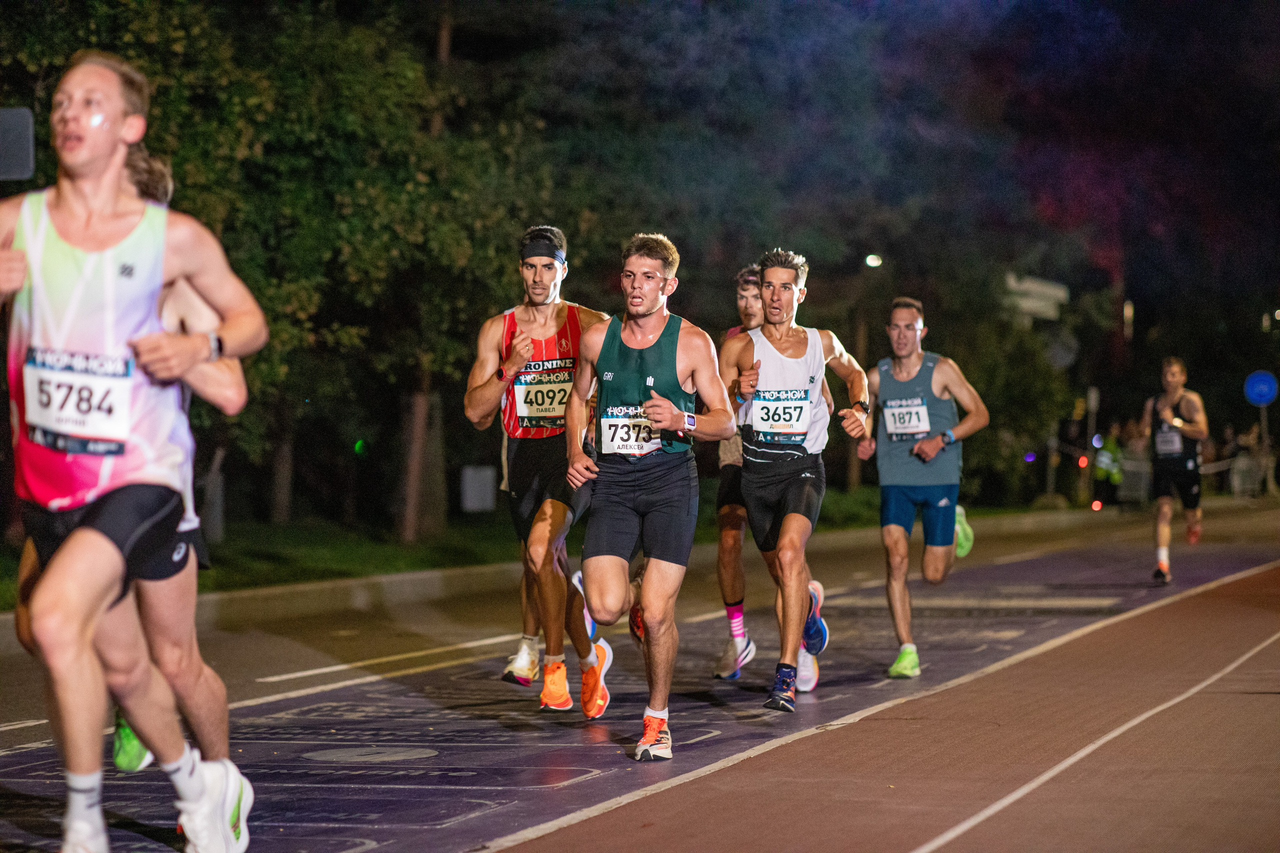 Ночной забег в ленте фотографий бегунов 03.08.24. Фотограф Сергей Ловкий