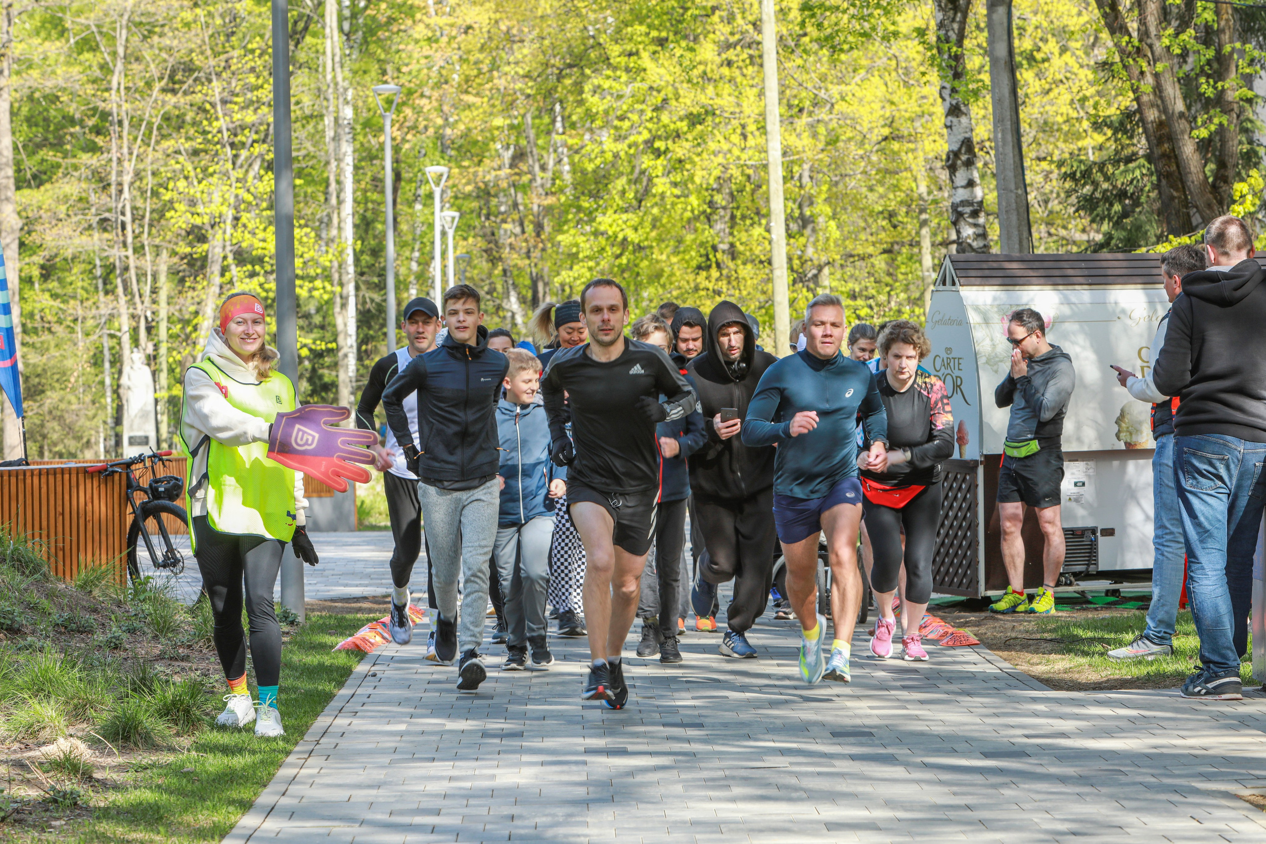 Черно-белый 101 забег 5 вёрст Химки. Фотограф Сергей Ловкий