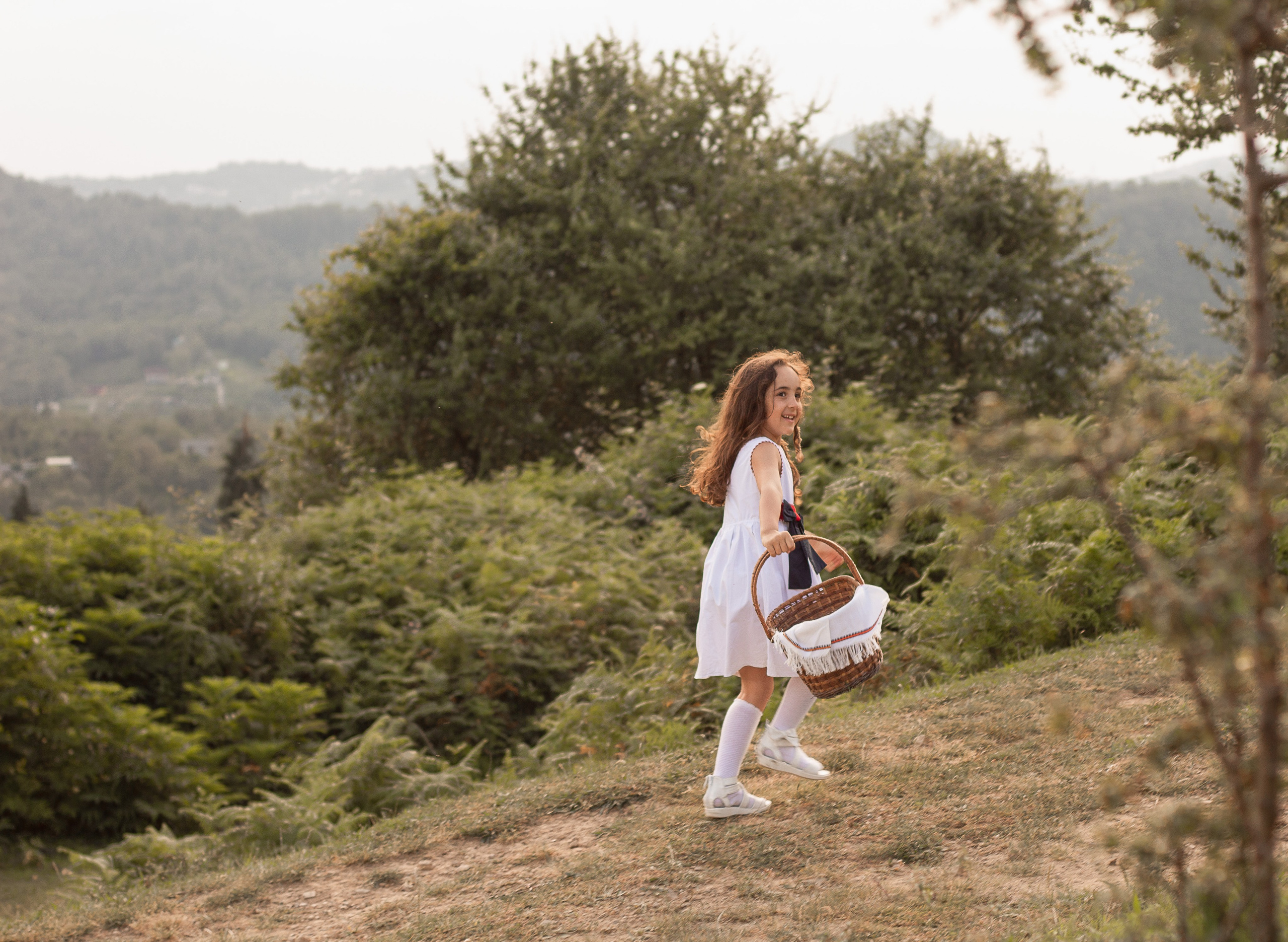 Мама с дочкой встречают закат в горах. Семейный фотограф в Сочи, Лоо, Дагомысе, Вардане Кучумова Олеся