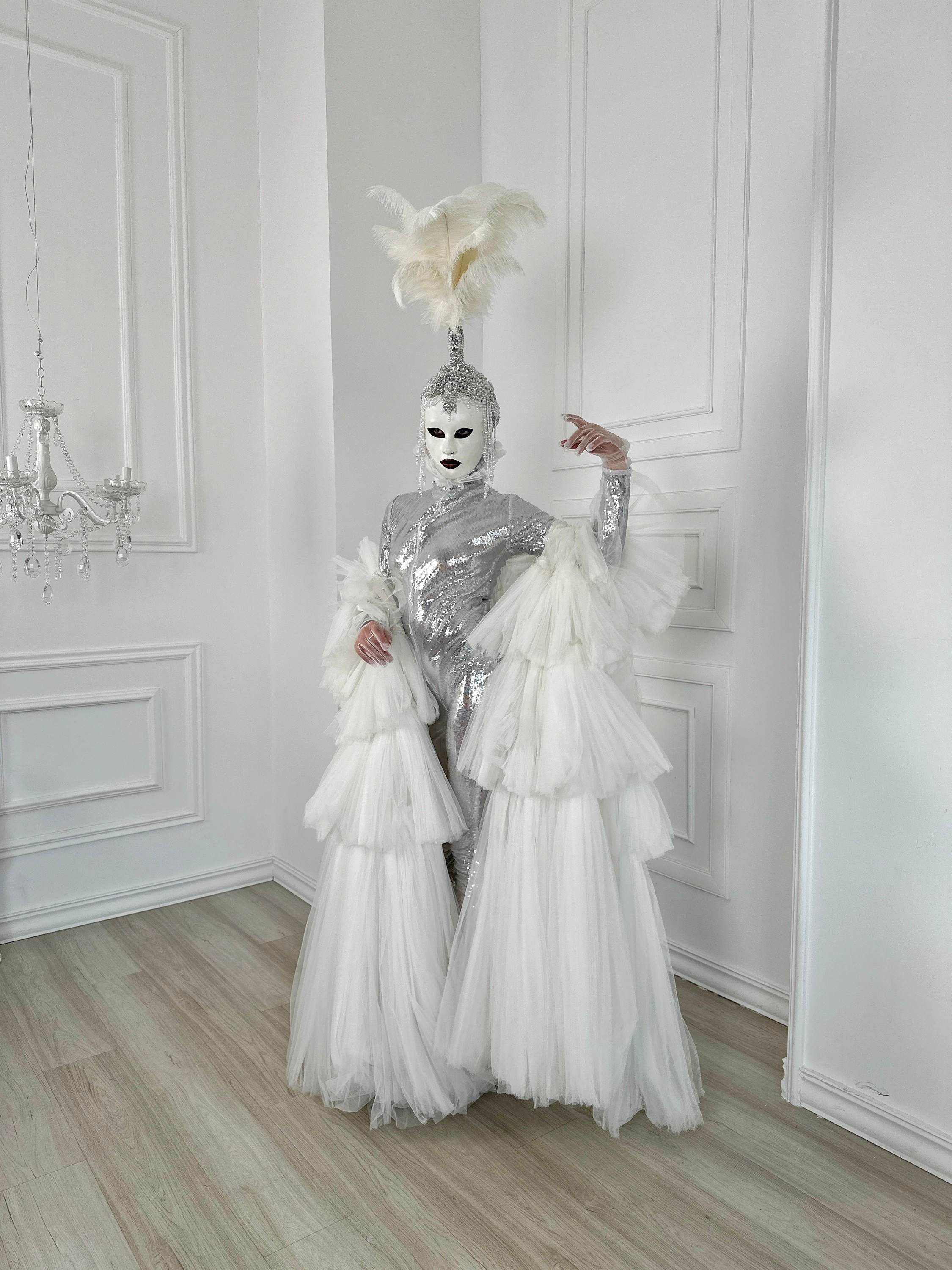 Костюм Серебро на встречу гостей. Мимы и Ходулисты на встречу гостей. Москва