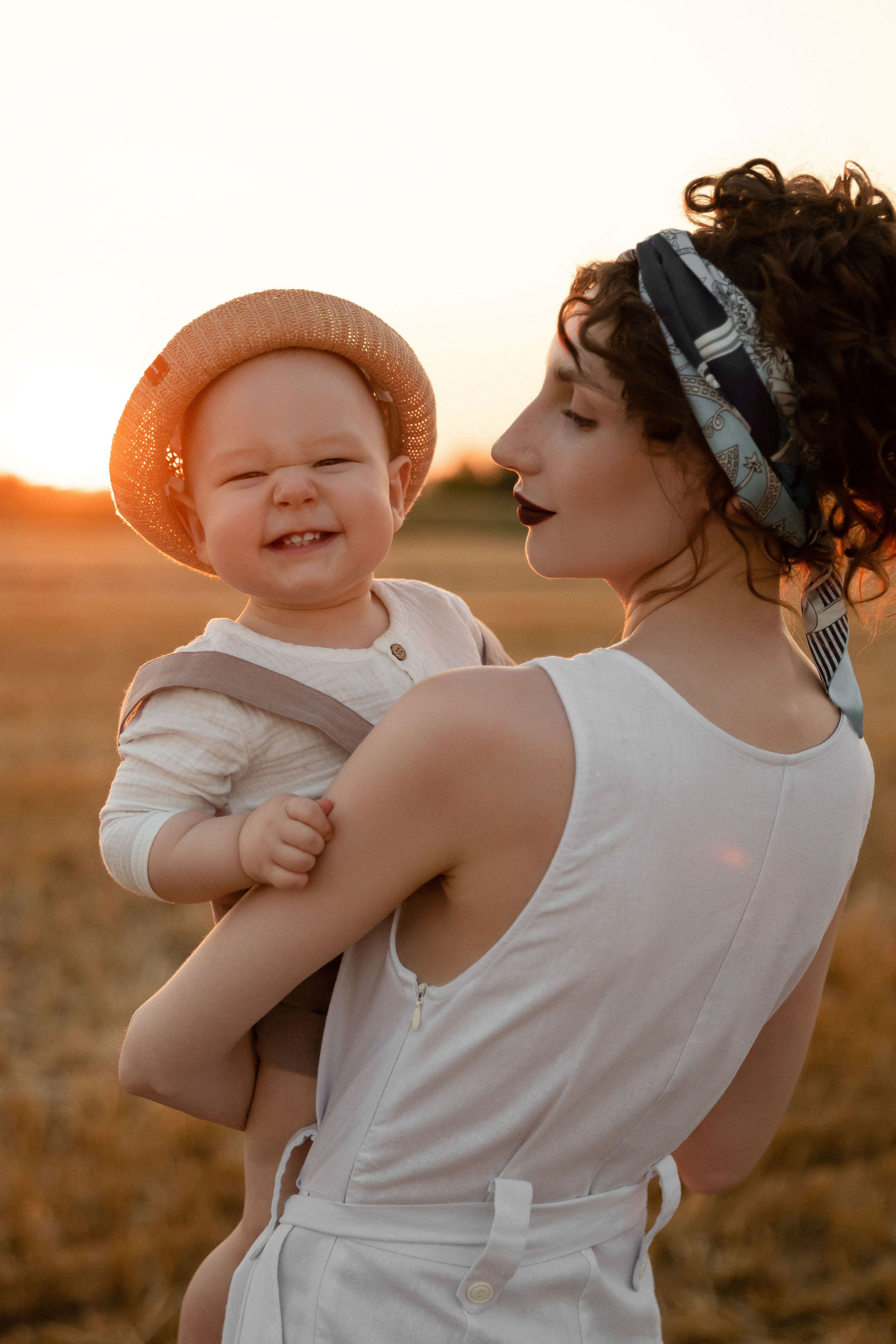 Поле. Лето. Тёплый ветерок. Семейный и свадебный фотограф в Краснодаре. Кристина Ендальцева