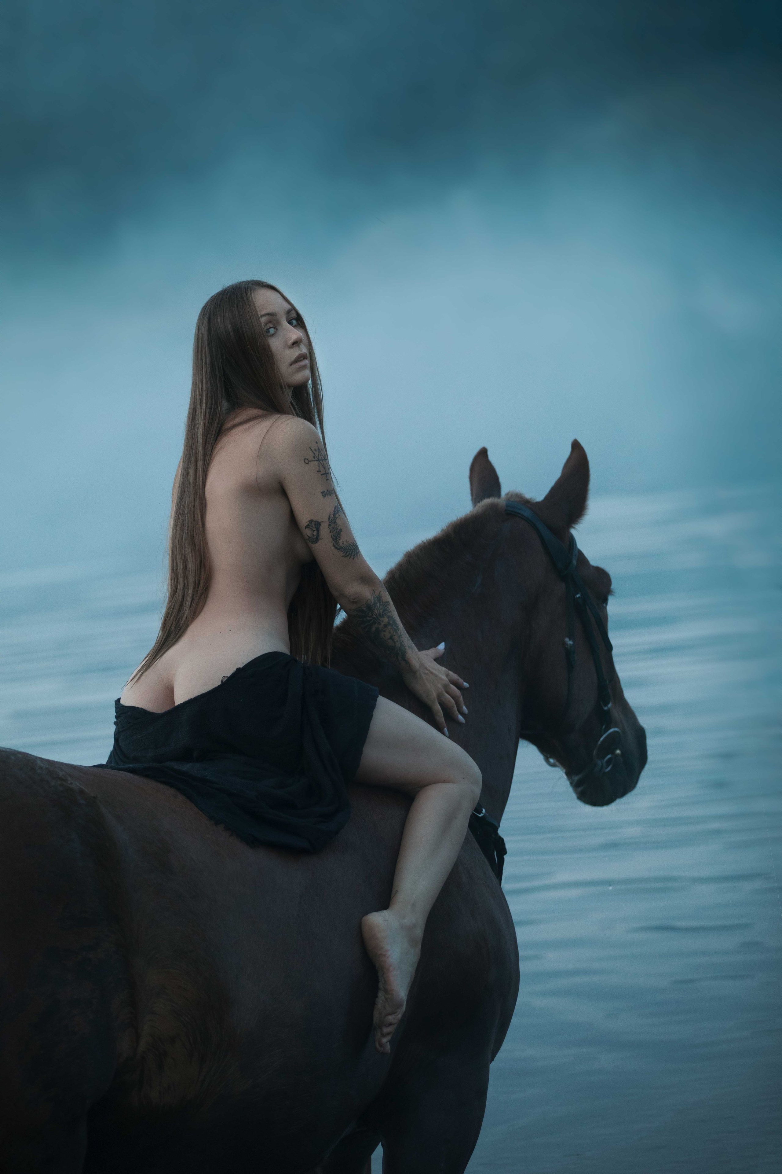 Купание рыжего коня. Фотохудожник из города Пскова