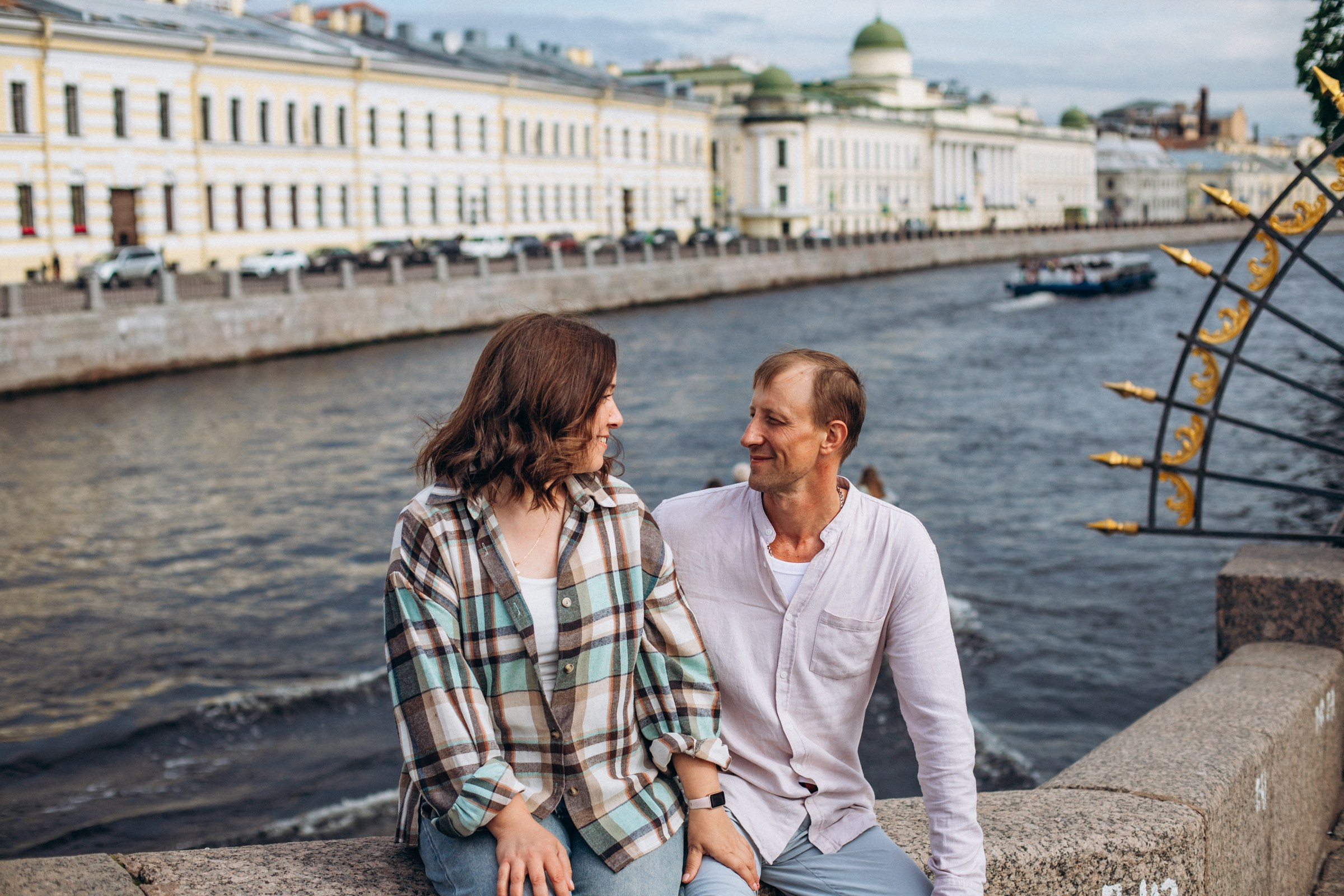 Елена с семьей в июне. Фотопрогулка в Петербурге. Индивидуальный и семейный фотограф в Санкт-Петербурге