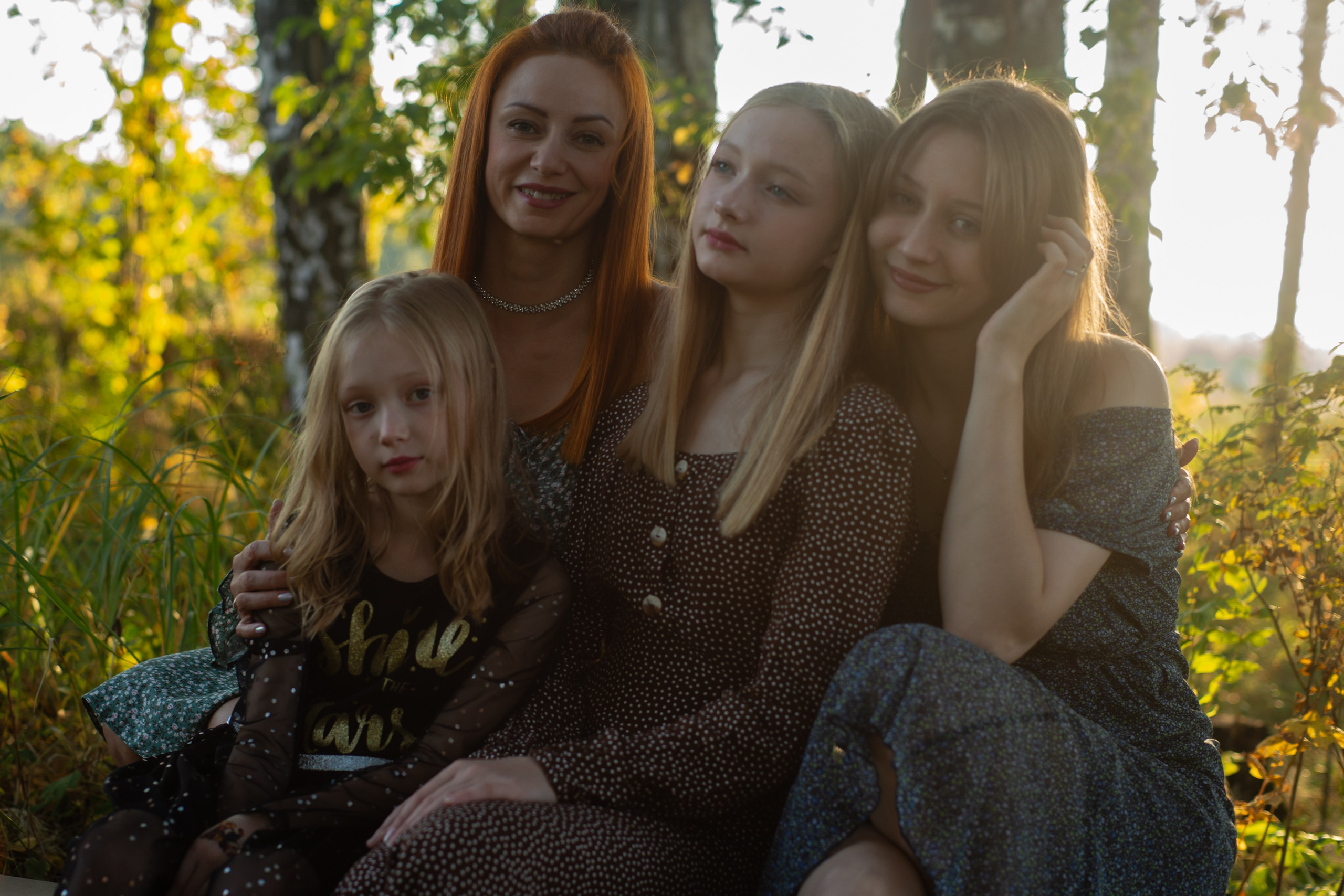 На фотографии запечатлен  момент семейной фотосессии на природе, наполненный радостью и уютом. Счастливая семья на фоне живописных природных пейзажей улыбается и обнимается, ощущая единство и любовь друг к другу. Родители и дети, окруженные зеленью и свежим воздухом, излучают тепло и умиротворение, словно они прекрасно понимают ценность каждого такого момента вместе. Детский смех и игра, родительские ласки и забота создают неповторимую атмосферу семейного счастья, которое преисполнено теплом и беззаветной привязанностью друг к другу. Автор фотограф: Додров. Ph: dodrov. Автор фотограф: Додров. Ph: dodrov.