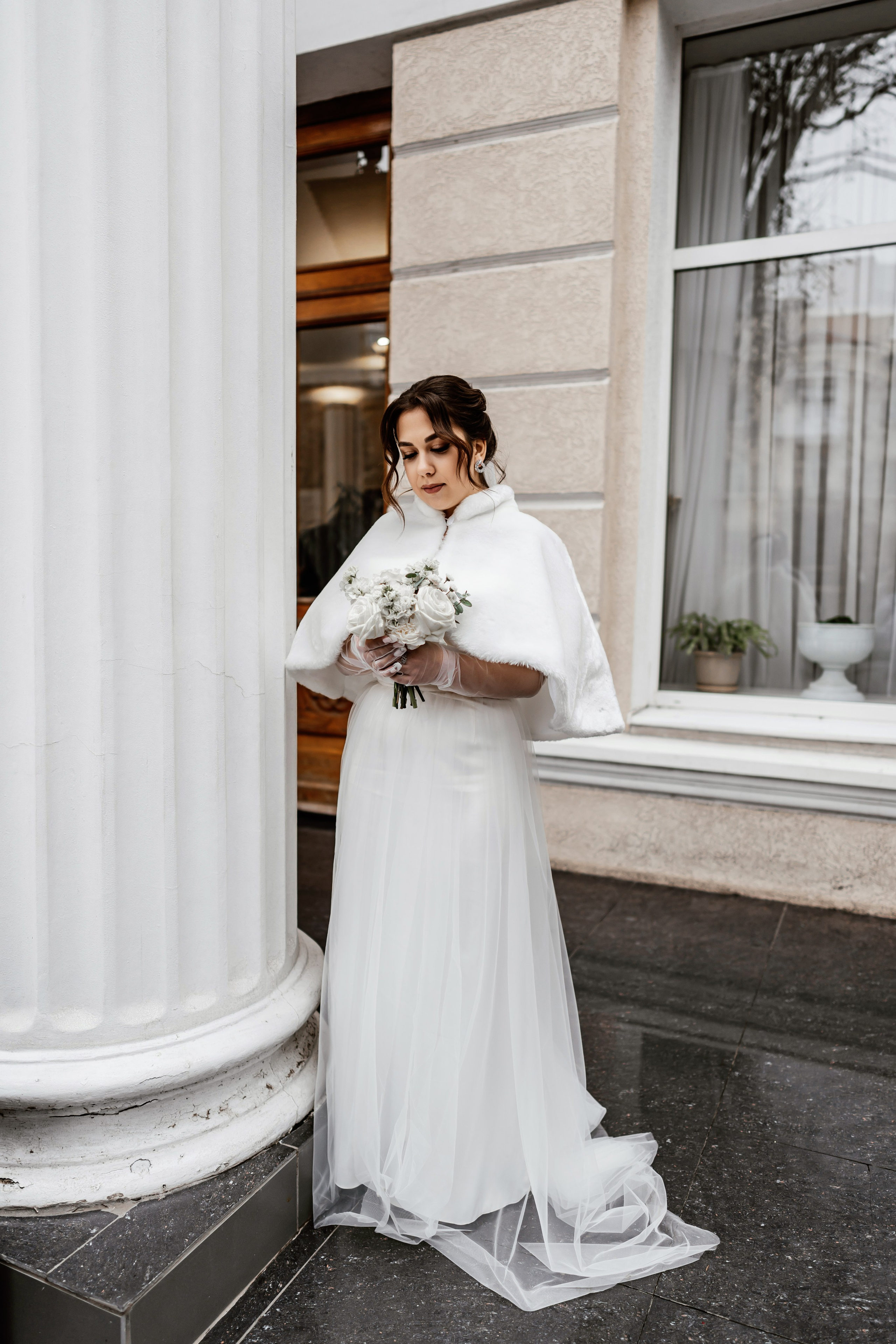 Жених и невеста возле загса