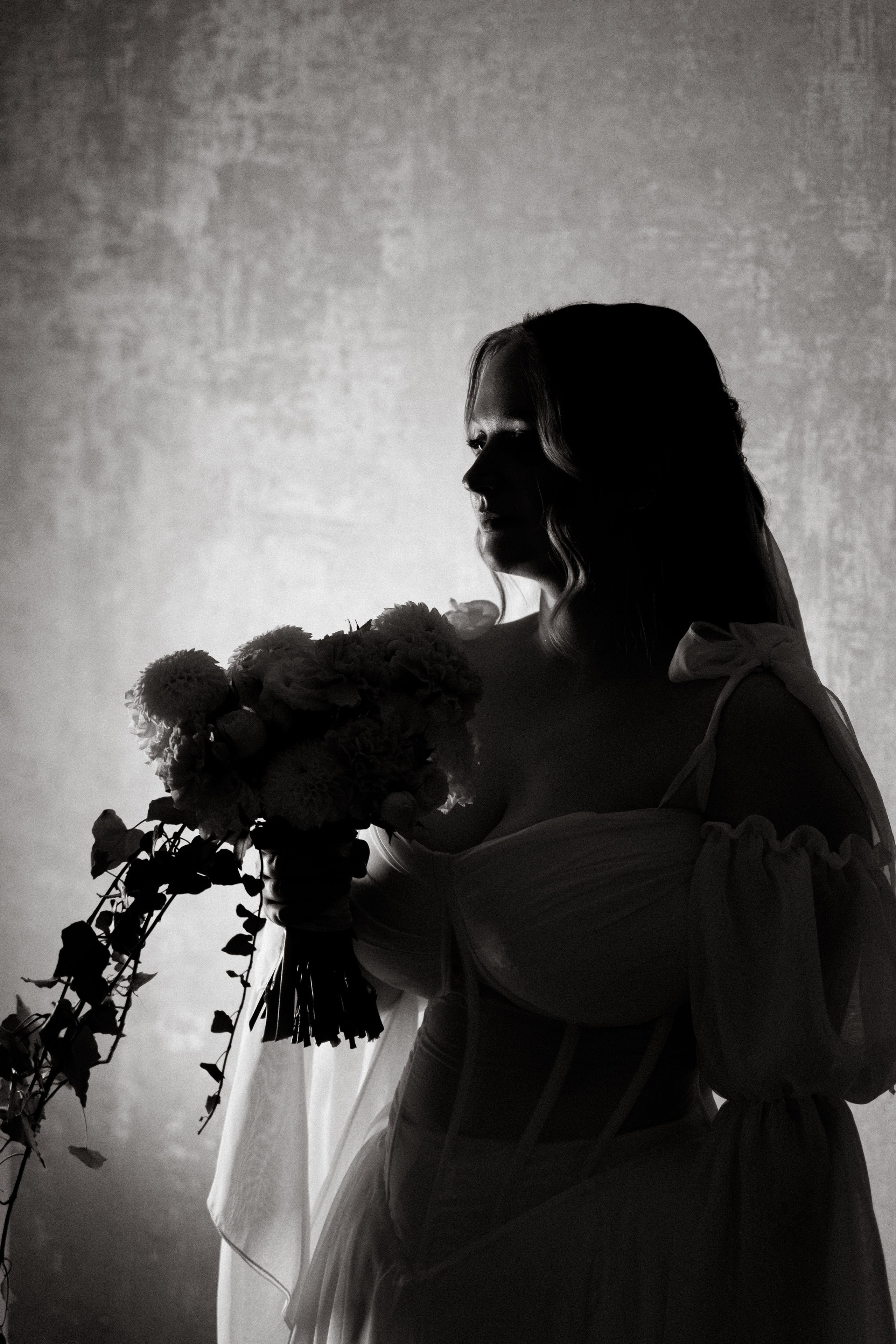 фотосессия сборов  невесты в номере отеля