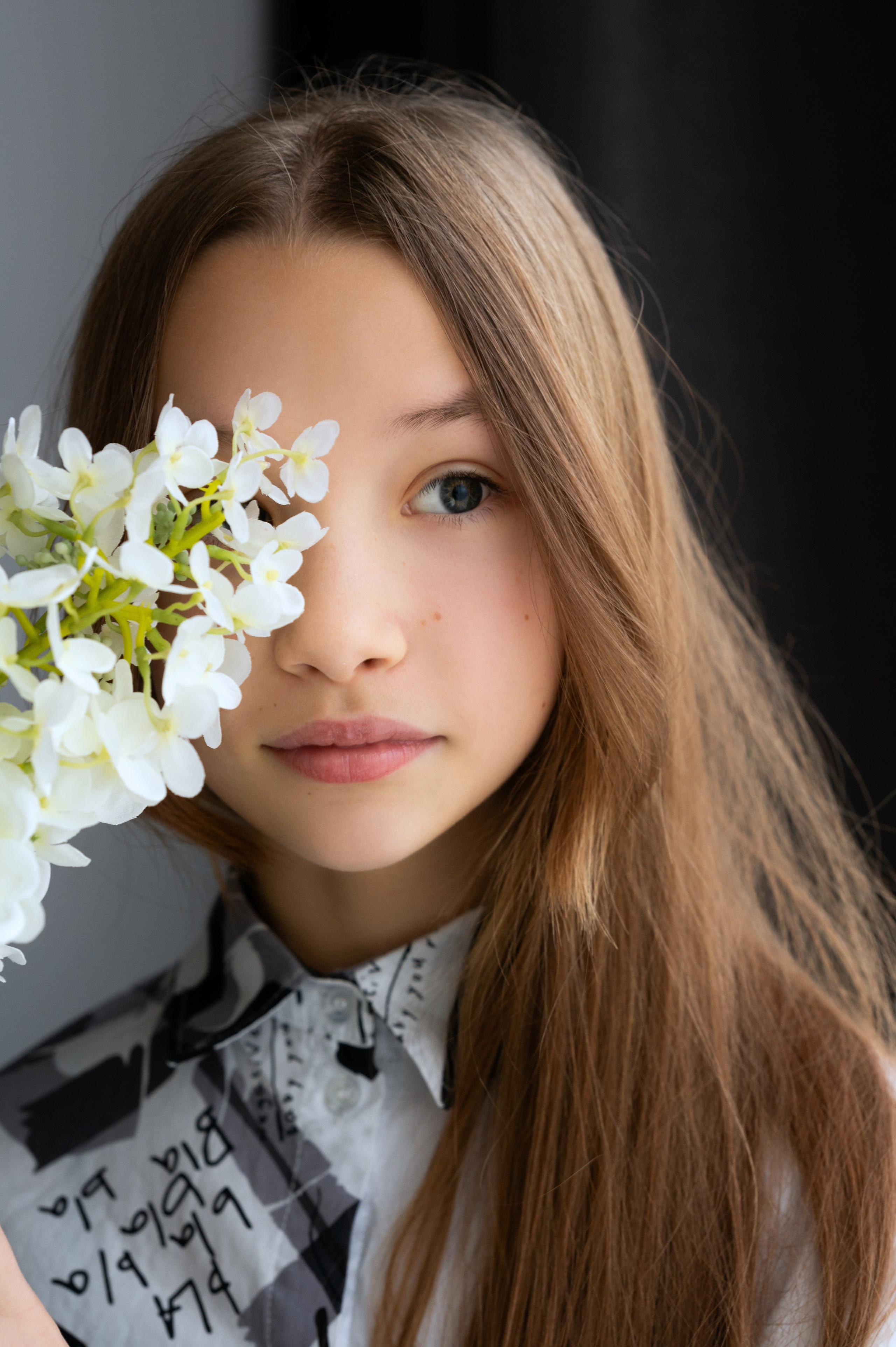 Подростковая съёмка с собакой, цветком, лампой