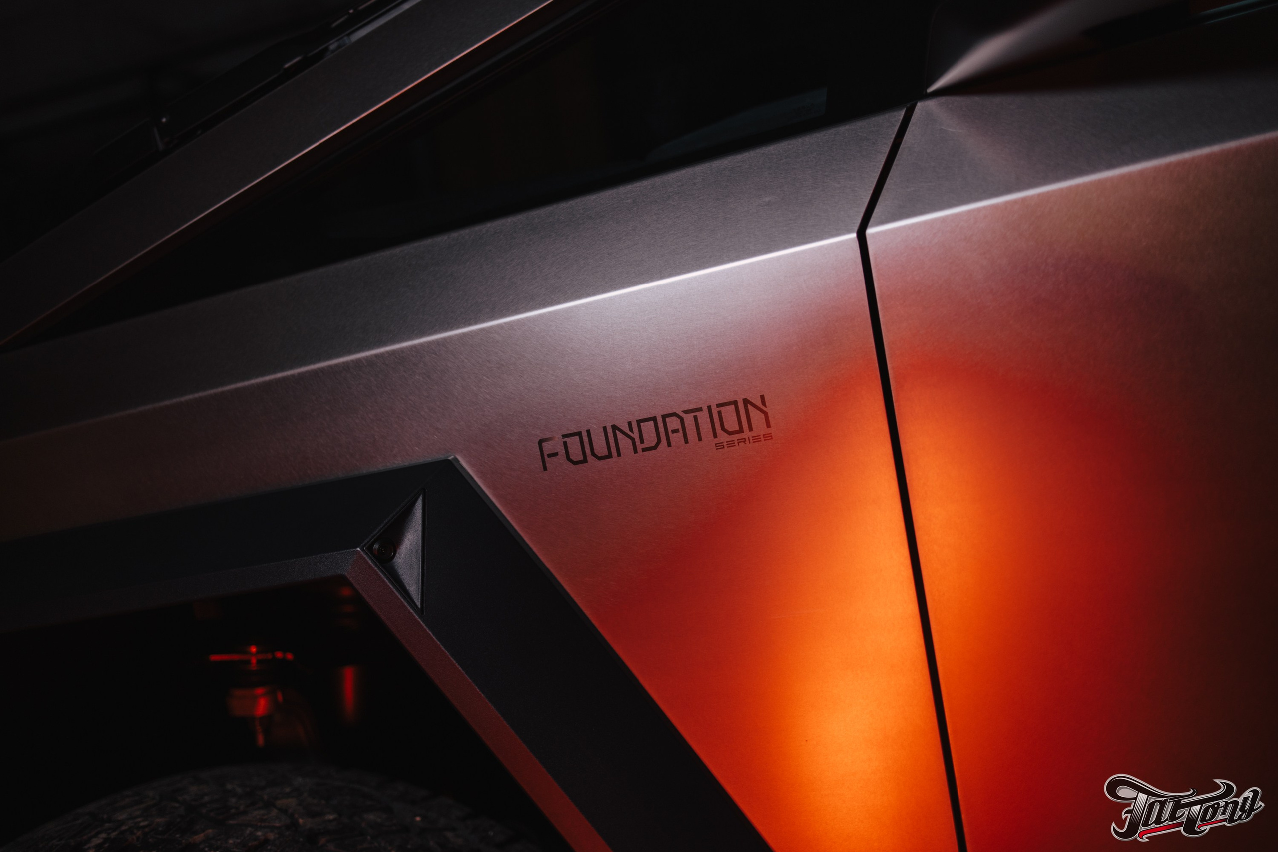 Tesla Cybertruck шиномонтаж в Fattony. DeLorein