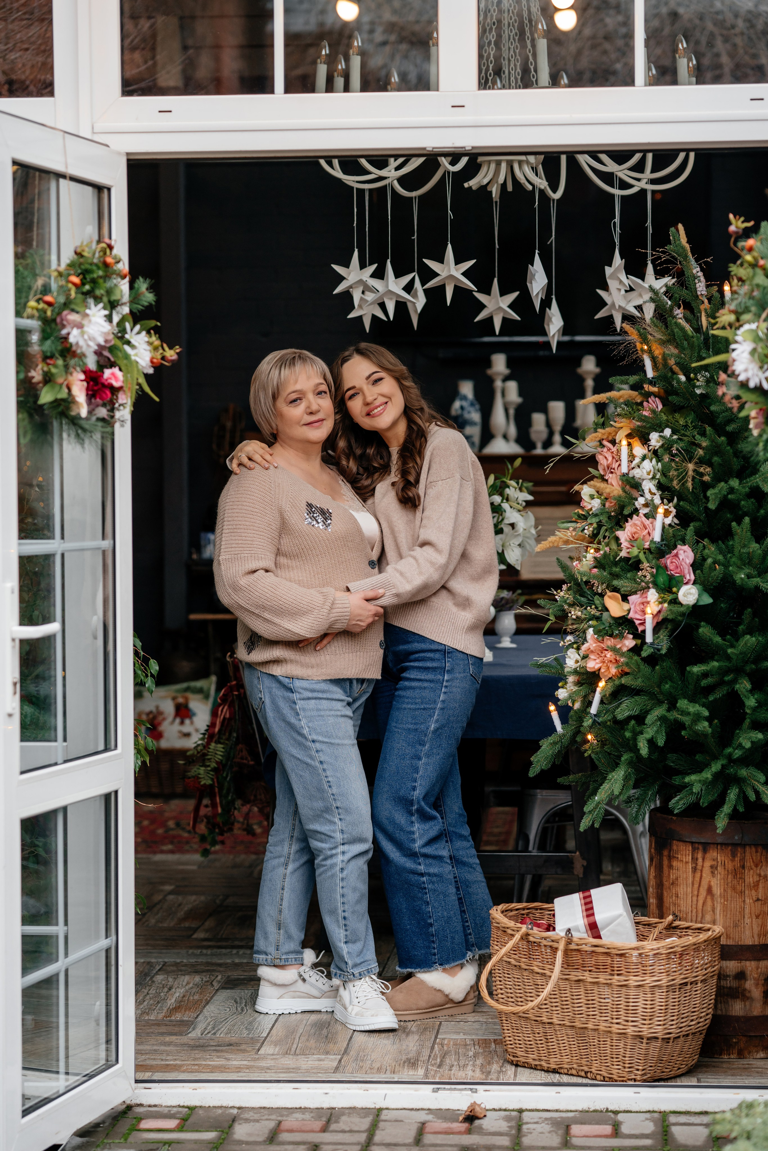 Зимняя съемка мамы и взрослой дочери. Дом Власенко. Свадебный и семейный фотограф Надежда Соловьева