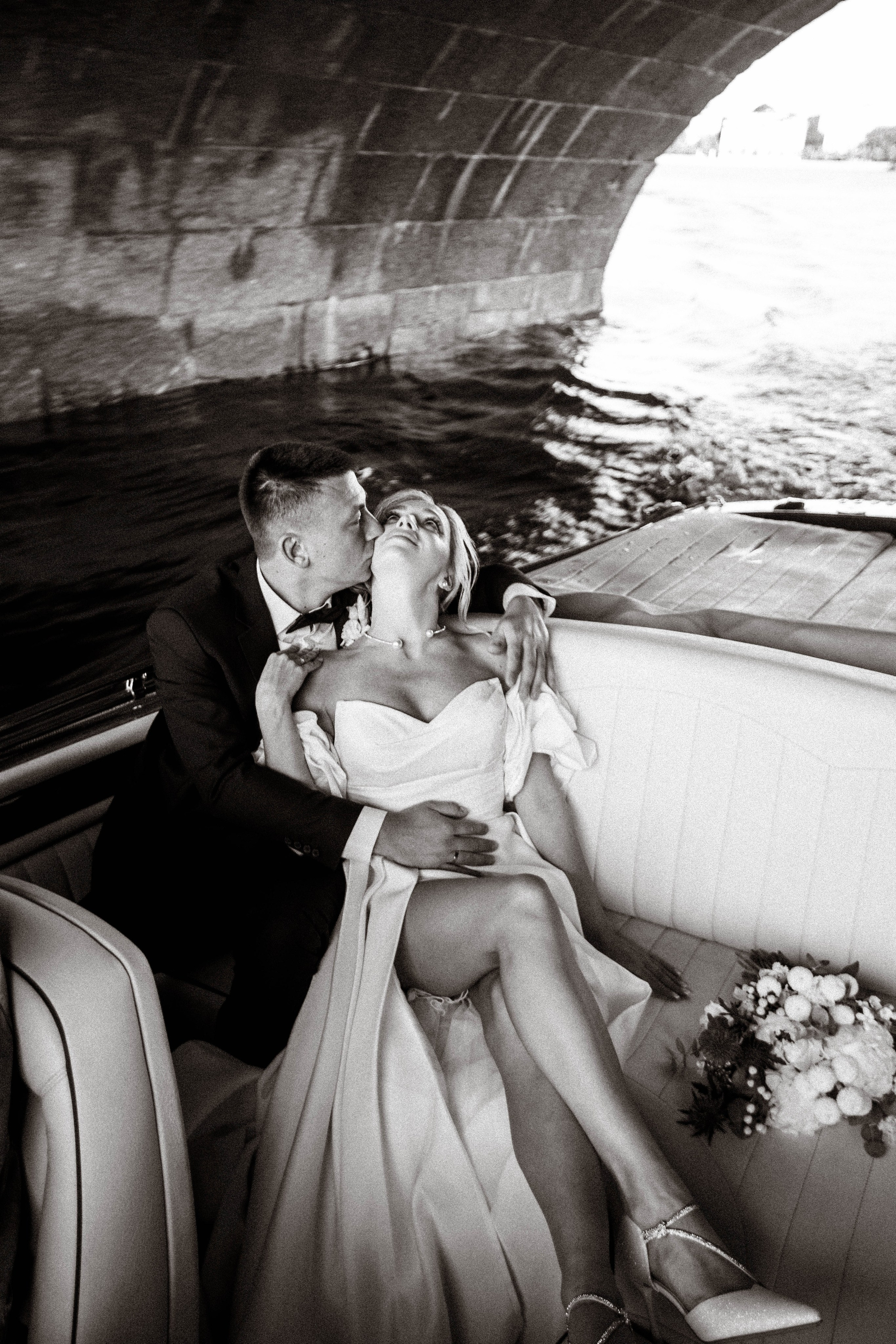 СВАДЕНБНАЯ СЬЕМКА НА КАТЕРЕ ПО КАНАЛАМ САНКТ-ПЕТЕРБУРГА И В АКВАТОРИИ НЕВЫ. Профессиональный фотограф, Санкт-Петербург — Виктория Богомолова