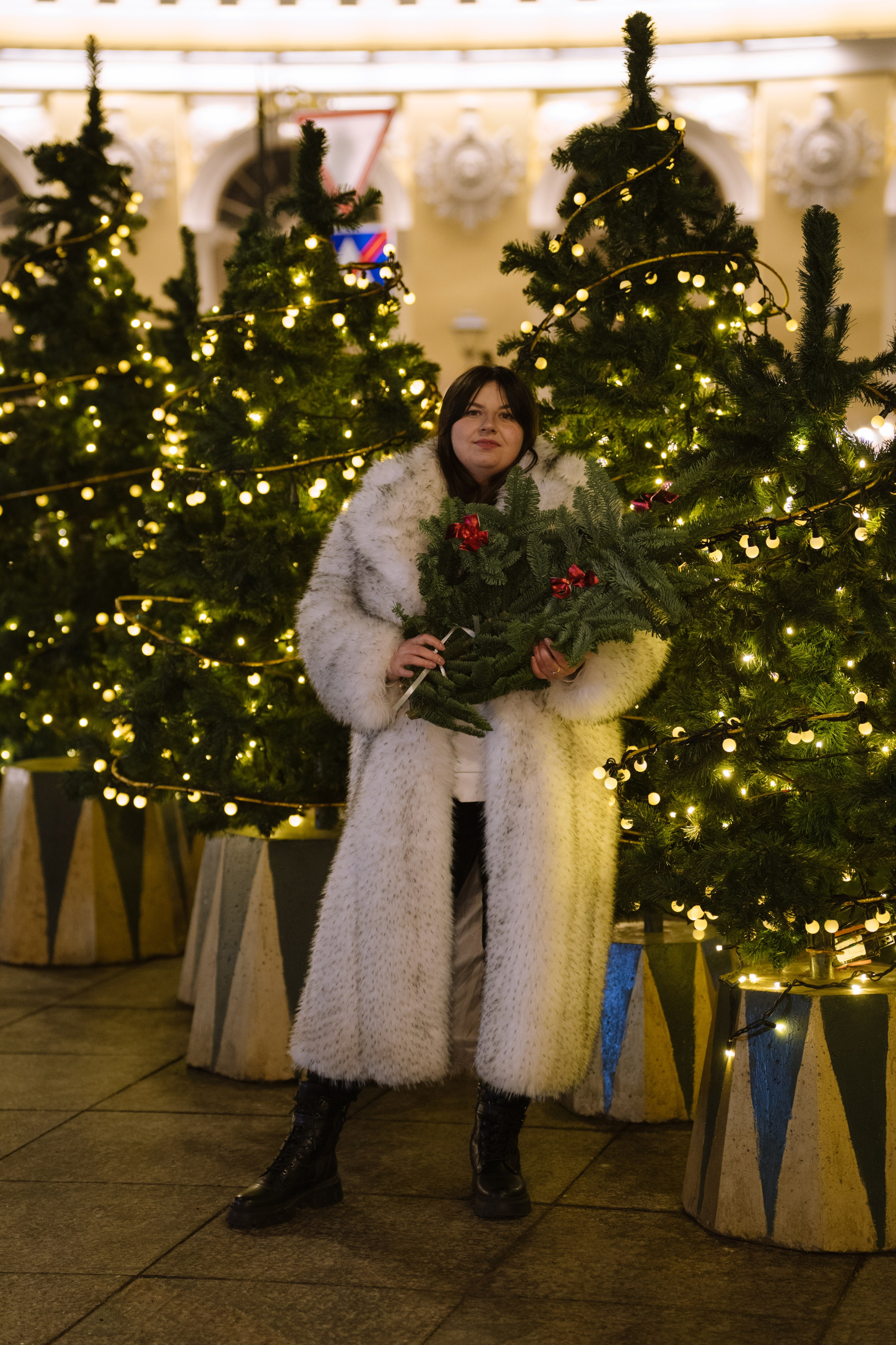 ПРОГУЛКА НА МАНЕЖНОЙ ПЛОЩАДИ ДЛЯ ДЕВУШКИ ПЕРЕД НОВЫМ ГОДОМ (НОВОГОДНЯЯ ФОТОСЕССИИЯ НА МАНЕЖНОЙ ПЛОЩАДИ). Профессиональный фотограф, Санкт-Петербург — Виктория Богомолова