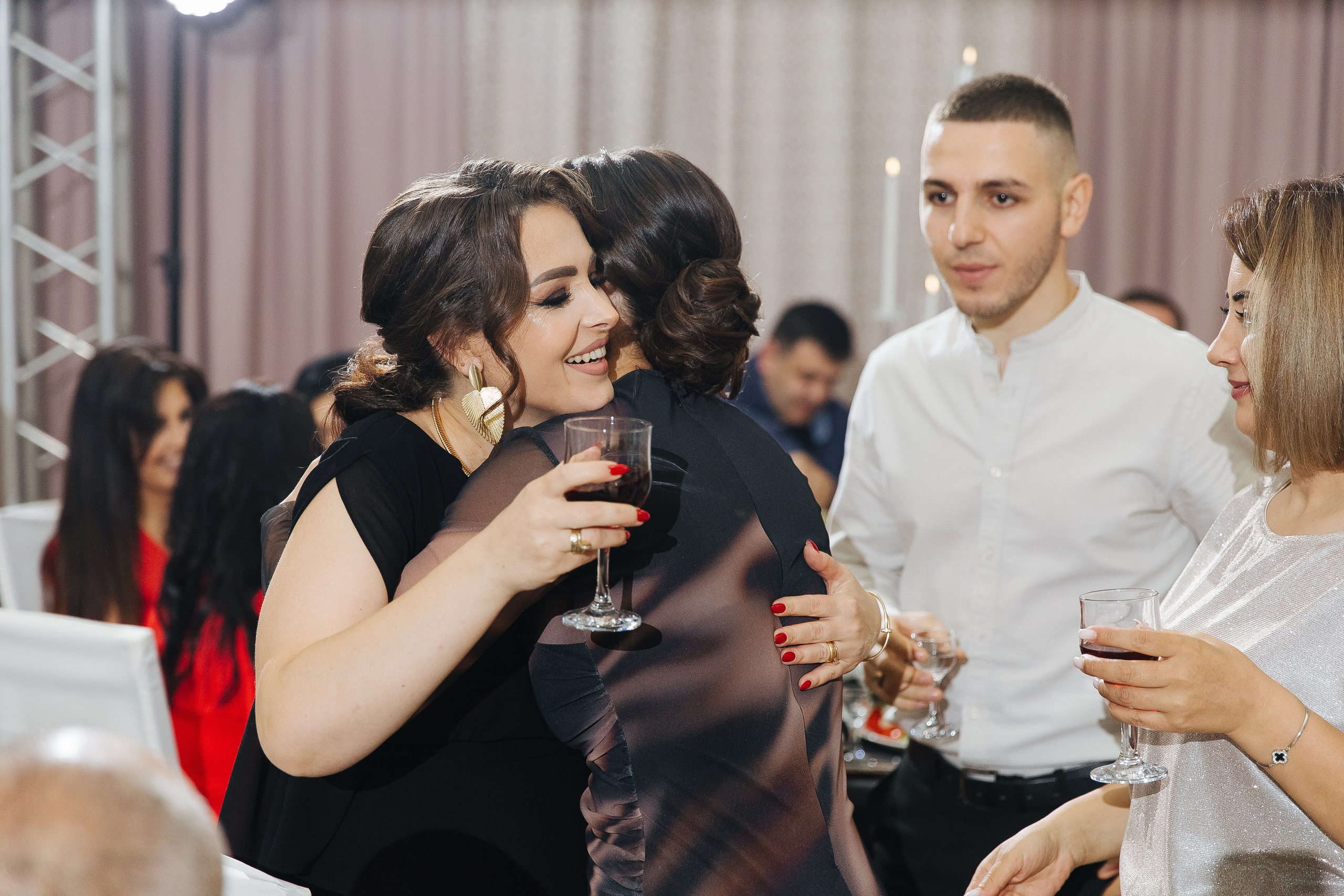 Ани и Назели. 35&5 День рождения, «Янтарь». Фотограф в Красноярске Надежда Воскресенская