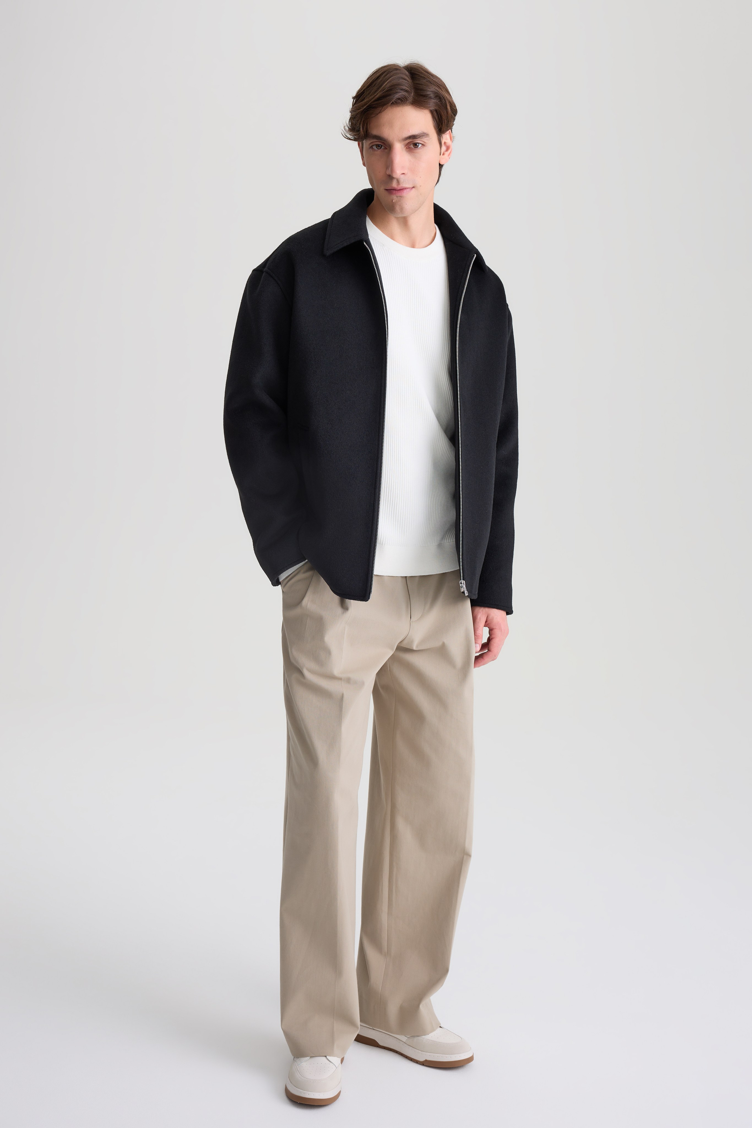 Фотограф Артём Галицкий. Специализируюсь на студийной съёмке одежды: каталоги, лукбуки, предметная съёмка. Опыт работы с fashion-брендами, маркетплейсами и коммерческими проектами. Грамотно выстраиваю свет, работаю быстро и точно под задачу. Также имею опыт работы гафером — отлично знаю световое оборудование и техническую сторону съёмочного процесса.