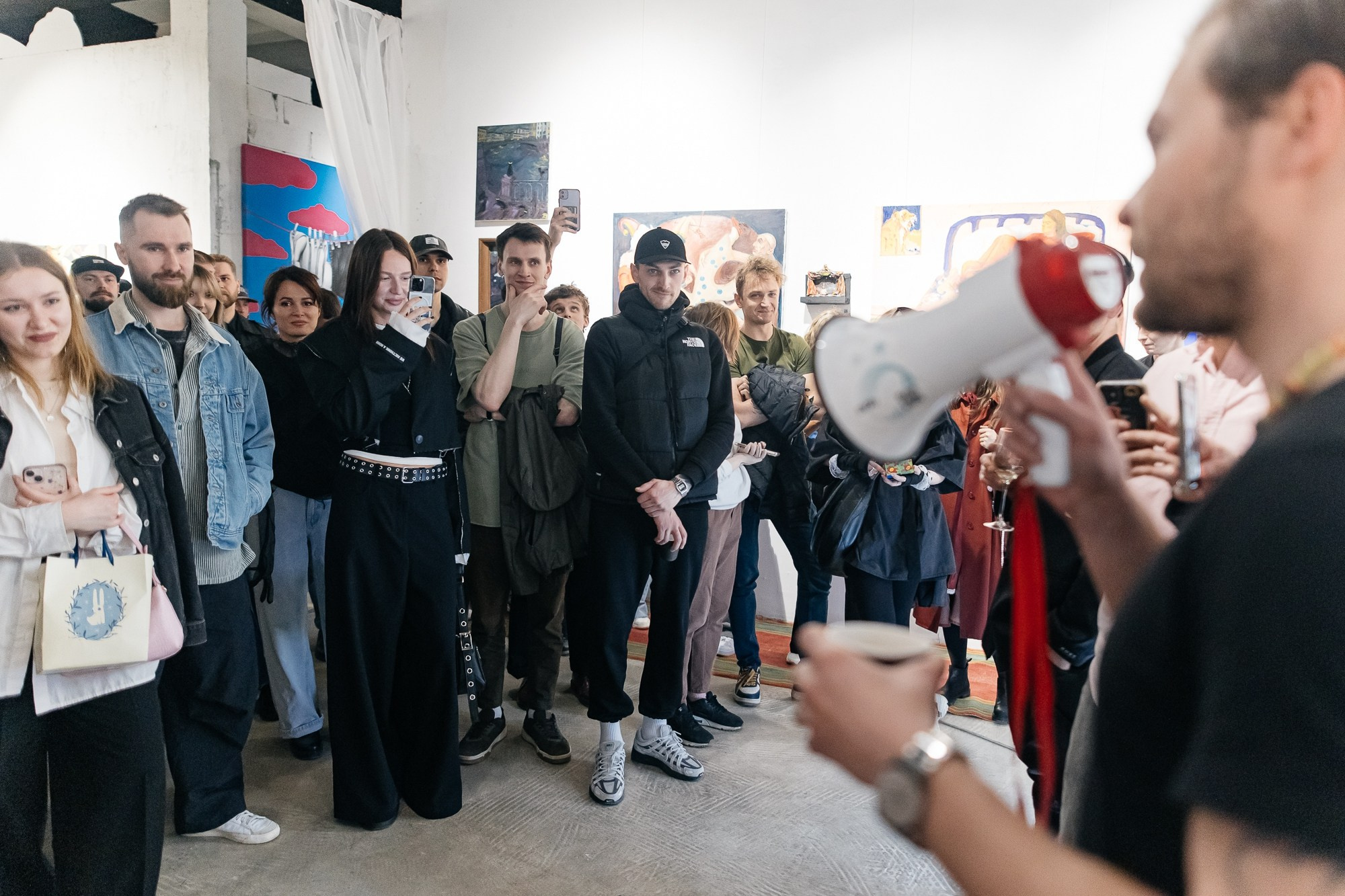 IZZI ROOM | Открытие выставки | май 2025. Репортажный фотограф в Санкт-Петербурге СПБ Алиса Ческидова на ваше мероприятие