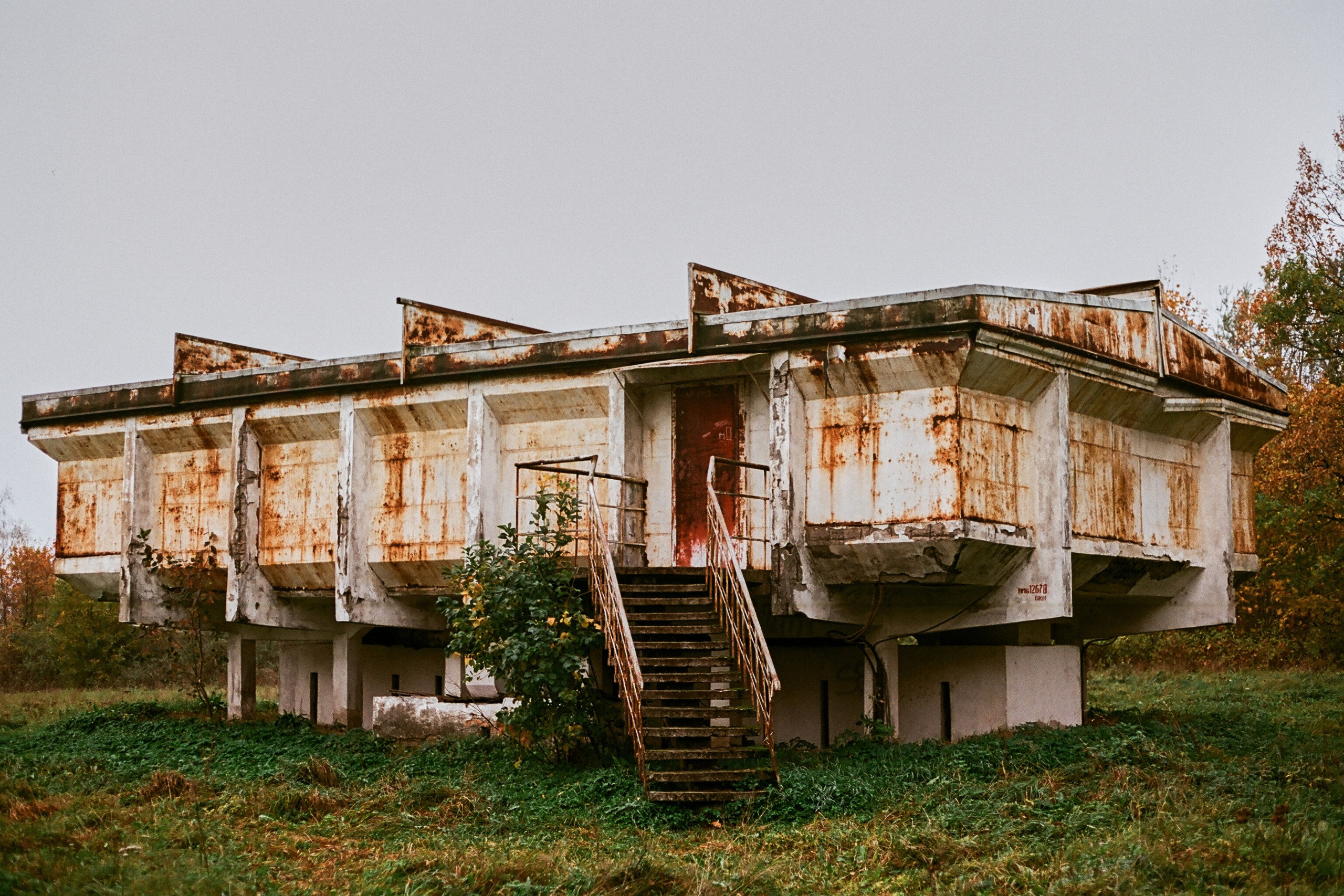 Постапокалиптичное ржавое строение. Пулковская обсерватория.