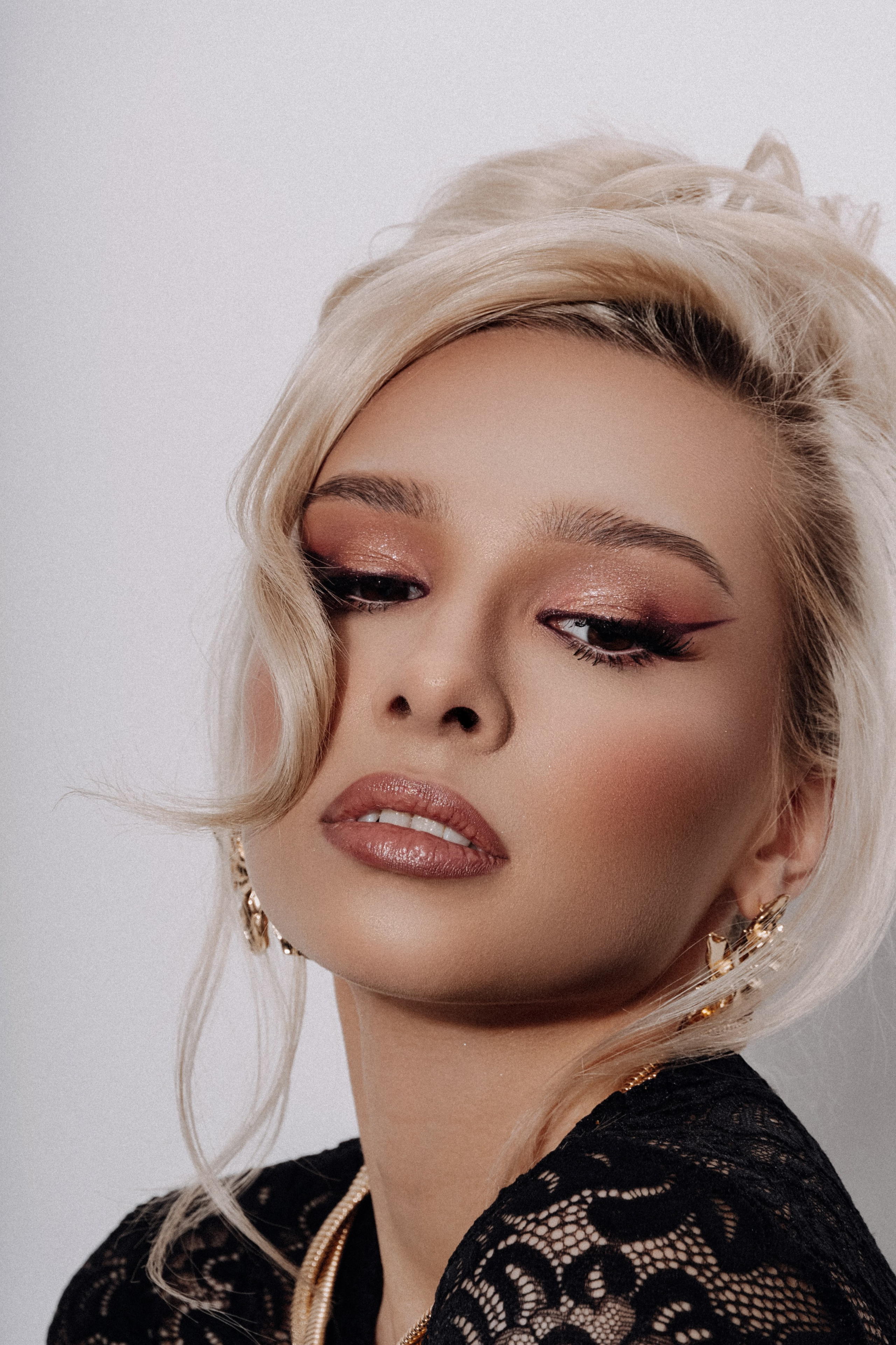 портрет красивой девушки