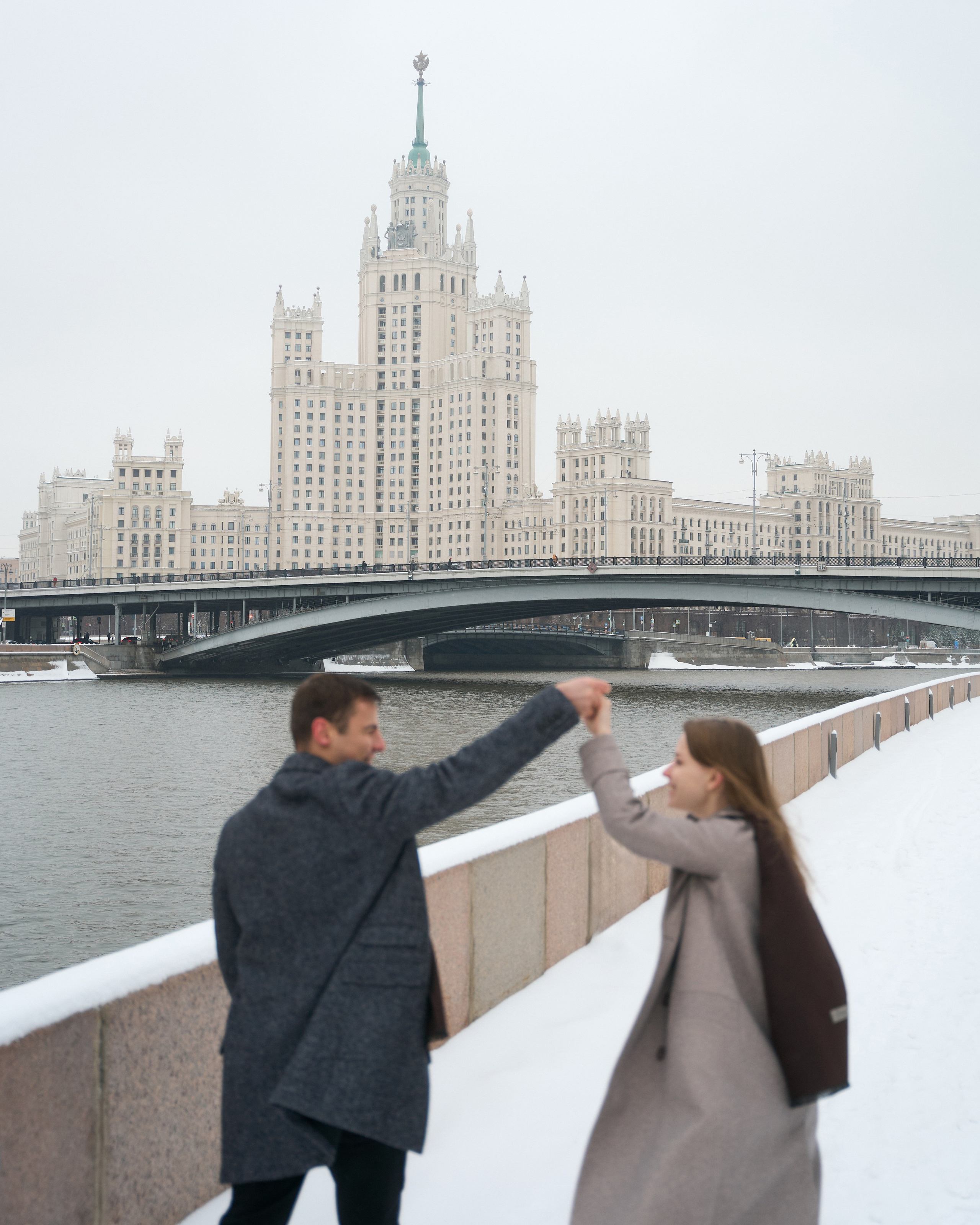 Любовь начинается с поцелуя. Minflo Photographer