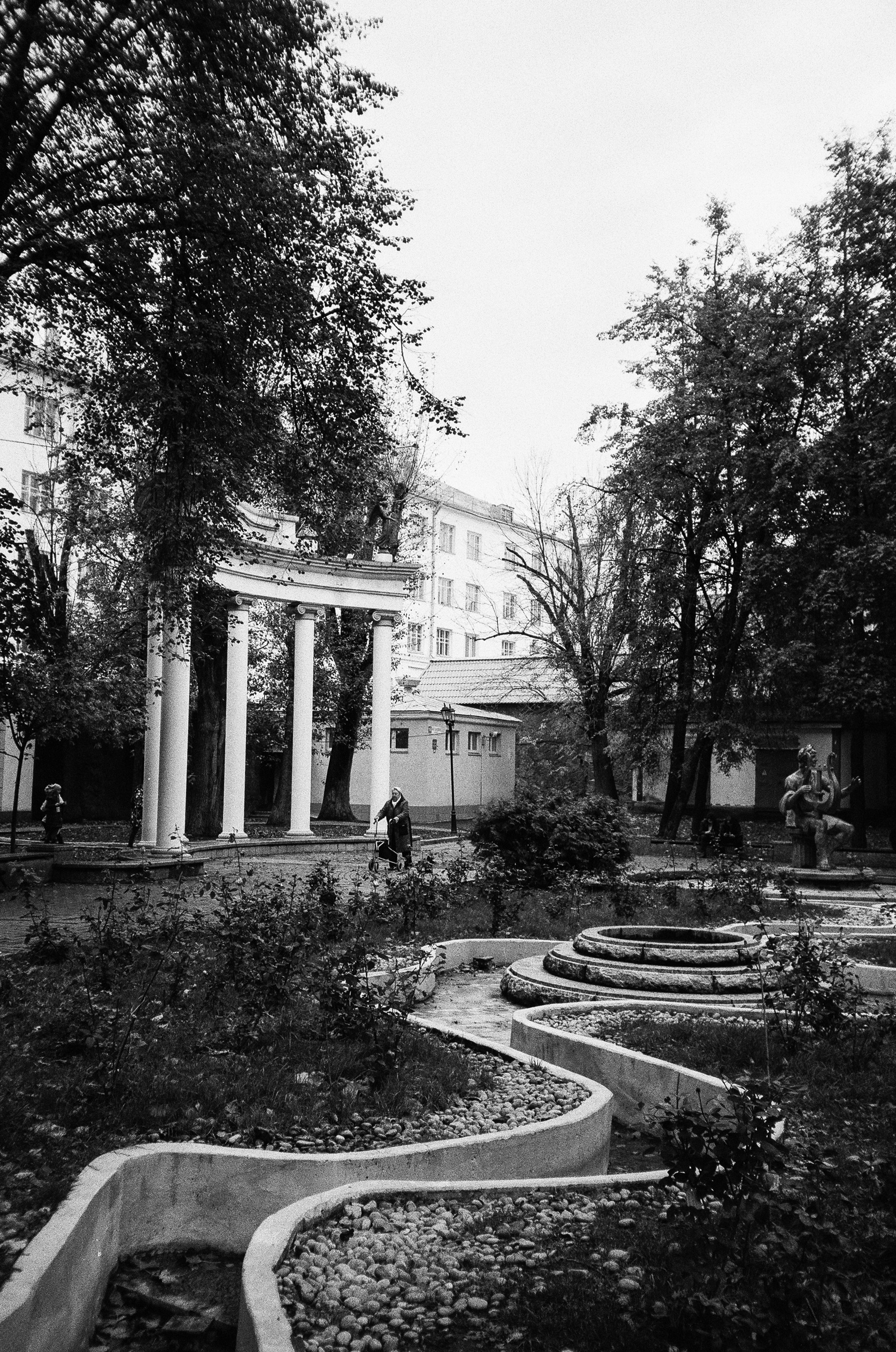 Chinon Auto 3001 / Ilford Pan 400 / Театр Моссовета, Театр Российской