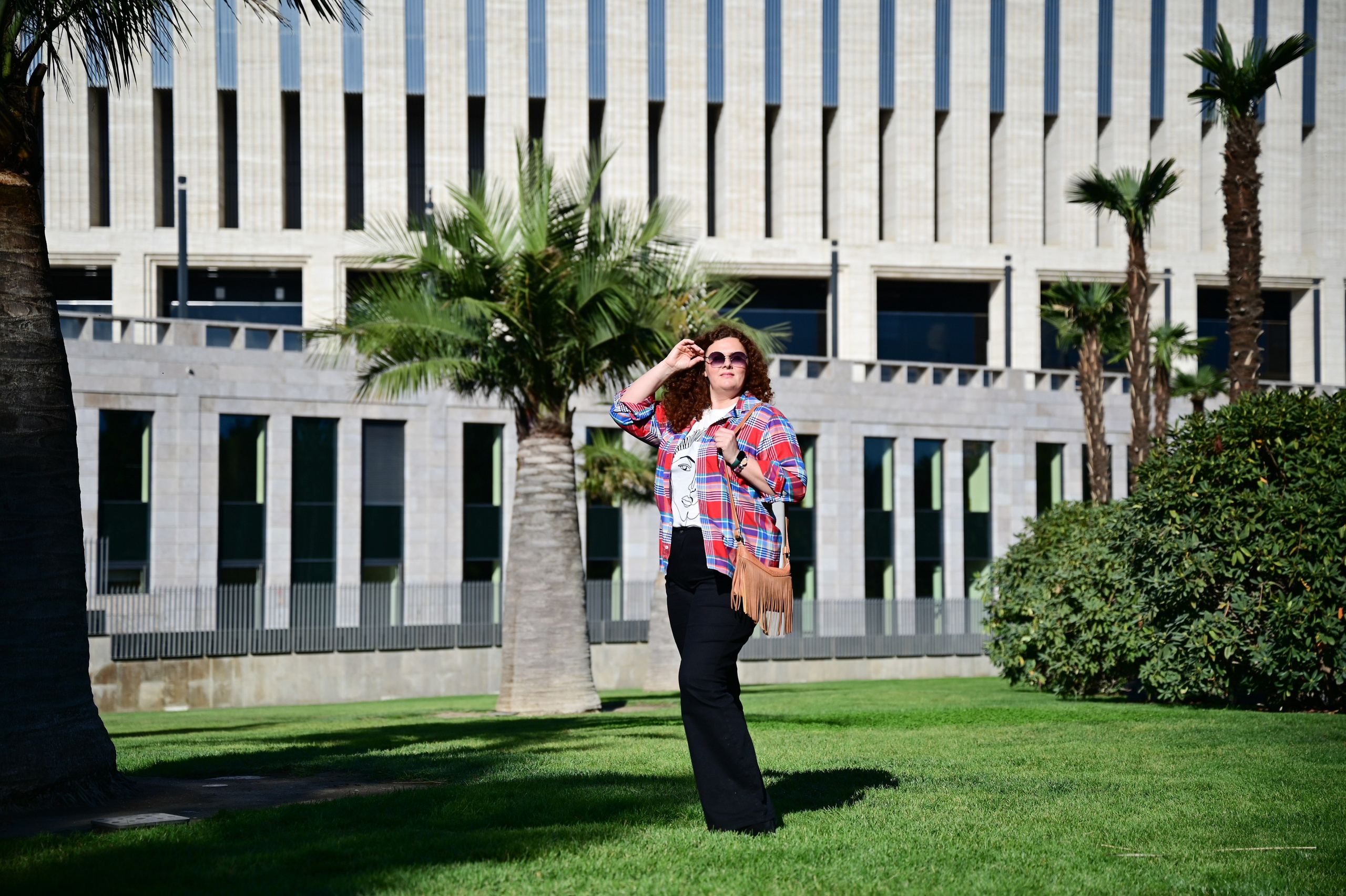 Девушка на фоне пальм и стадиона - фотограф Оксана Лавренюк