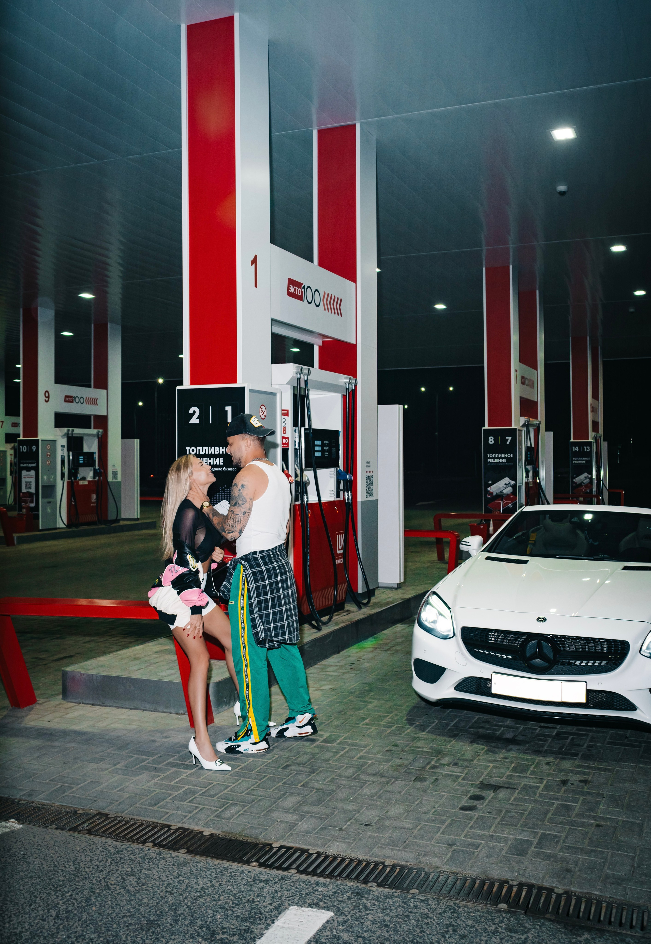 Lovestory на заправке. Фотограф Москва и Видеограф Москва
