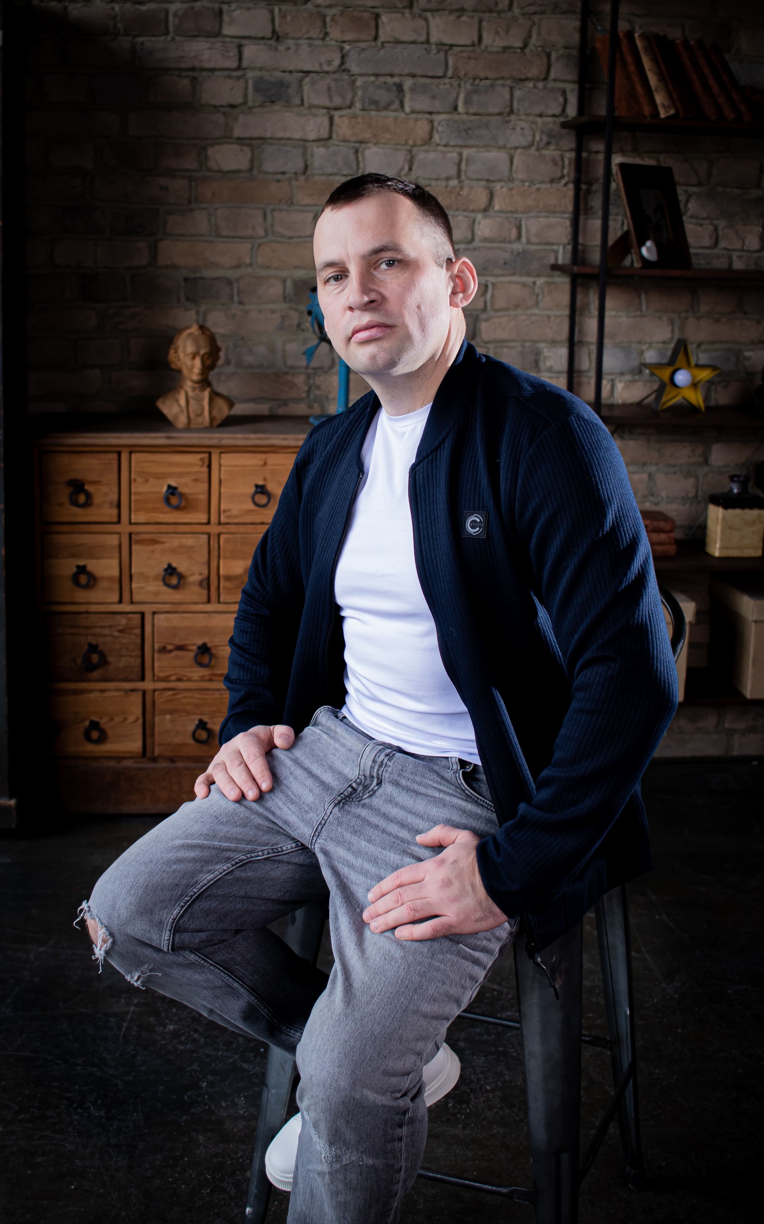 Деловой мужской портрет в интерьере студии, Москва, фотограф Карасёва Елена