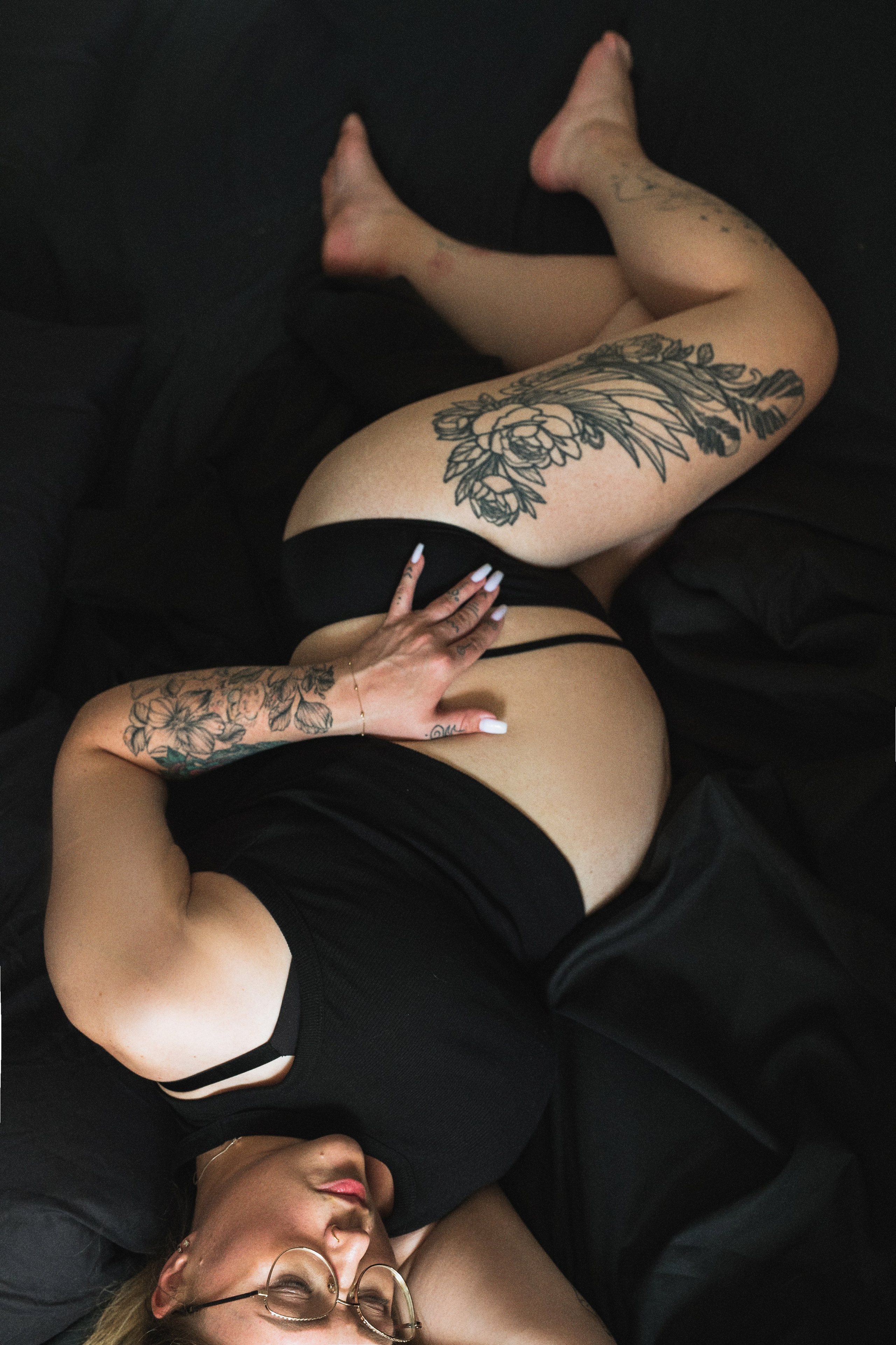 На черном фоне. Семейный и контент фотограф