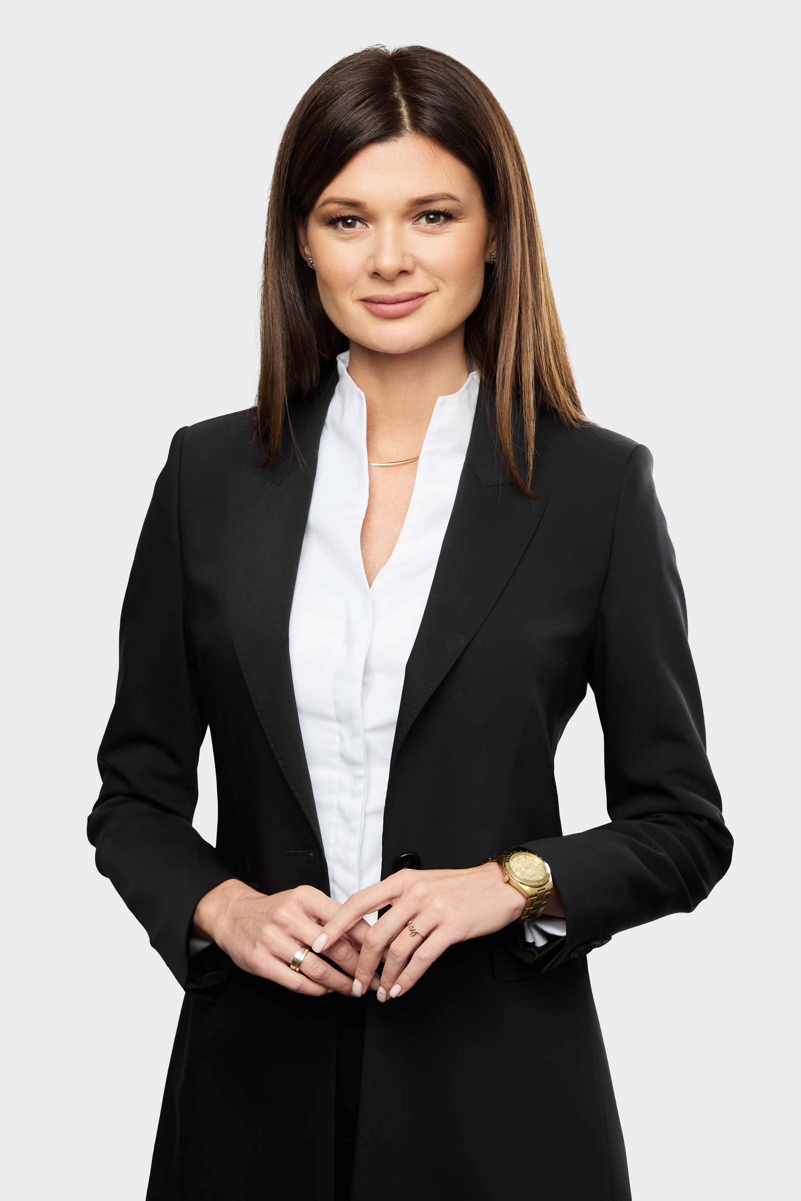 Портрет девушки в студии на белом фоне для сайта