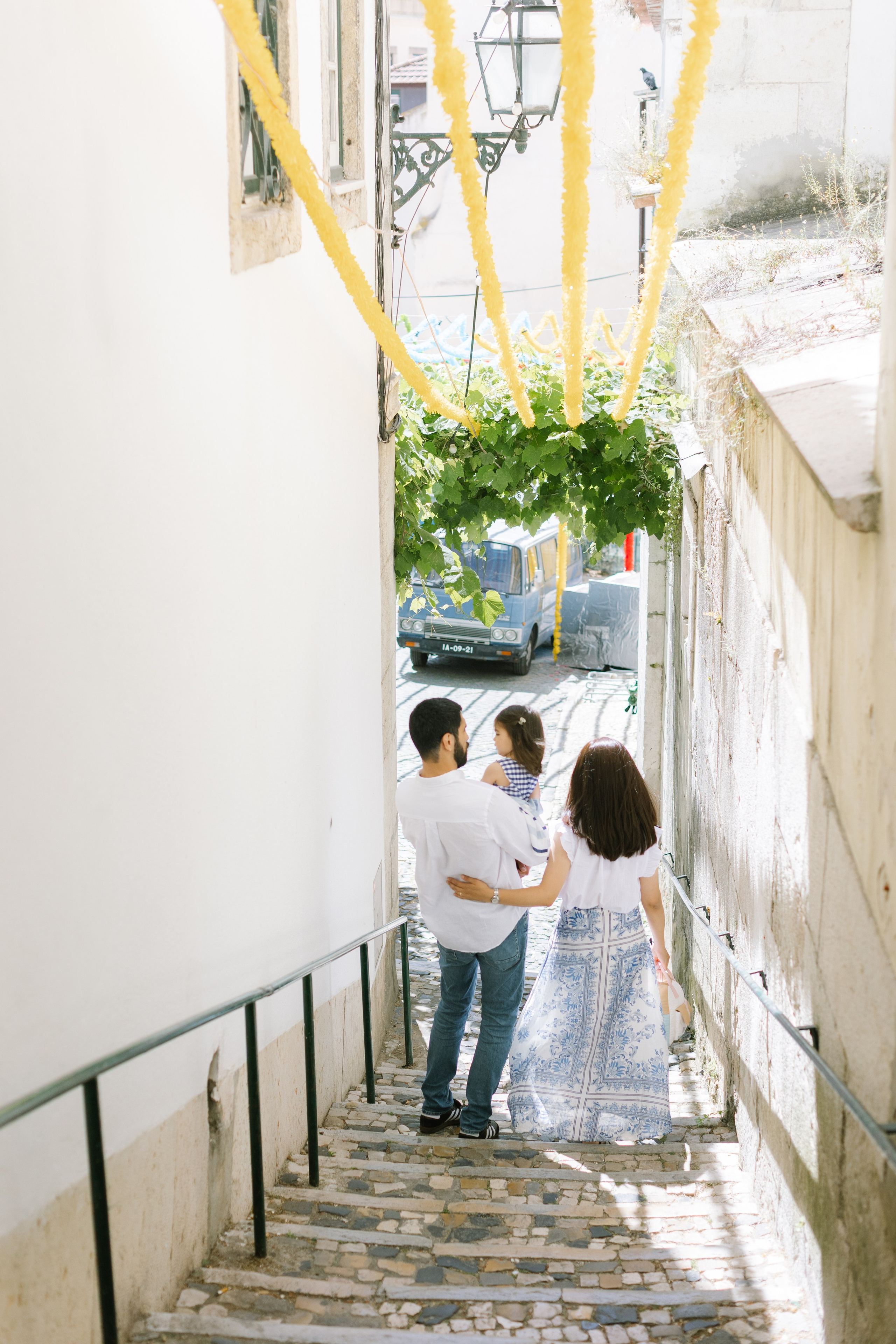 Family photo shoot on the streets of alfama. Свадебный и женский фотограф в Лиссабоне Яковлева Ольга