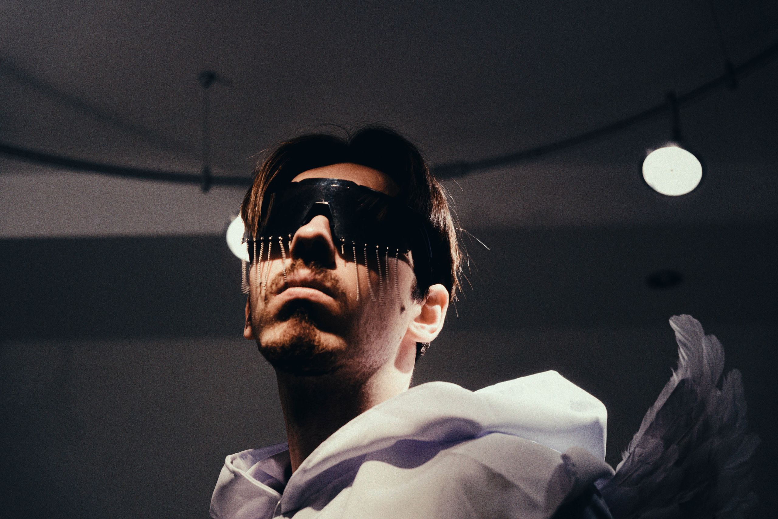 Портрет купидона на темном фоне. Портретный и репортажный фотограф в Санкт-Петербурге Смоляков Максим