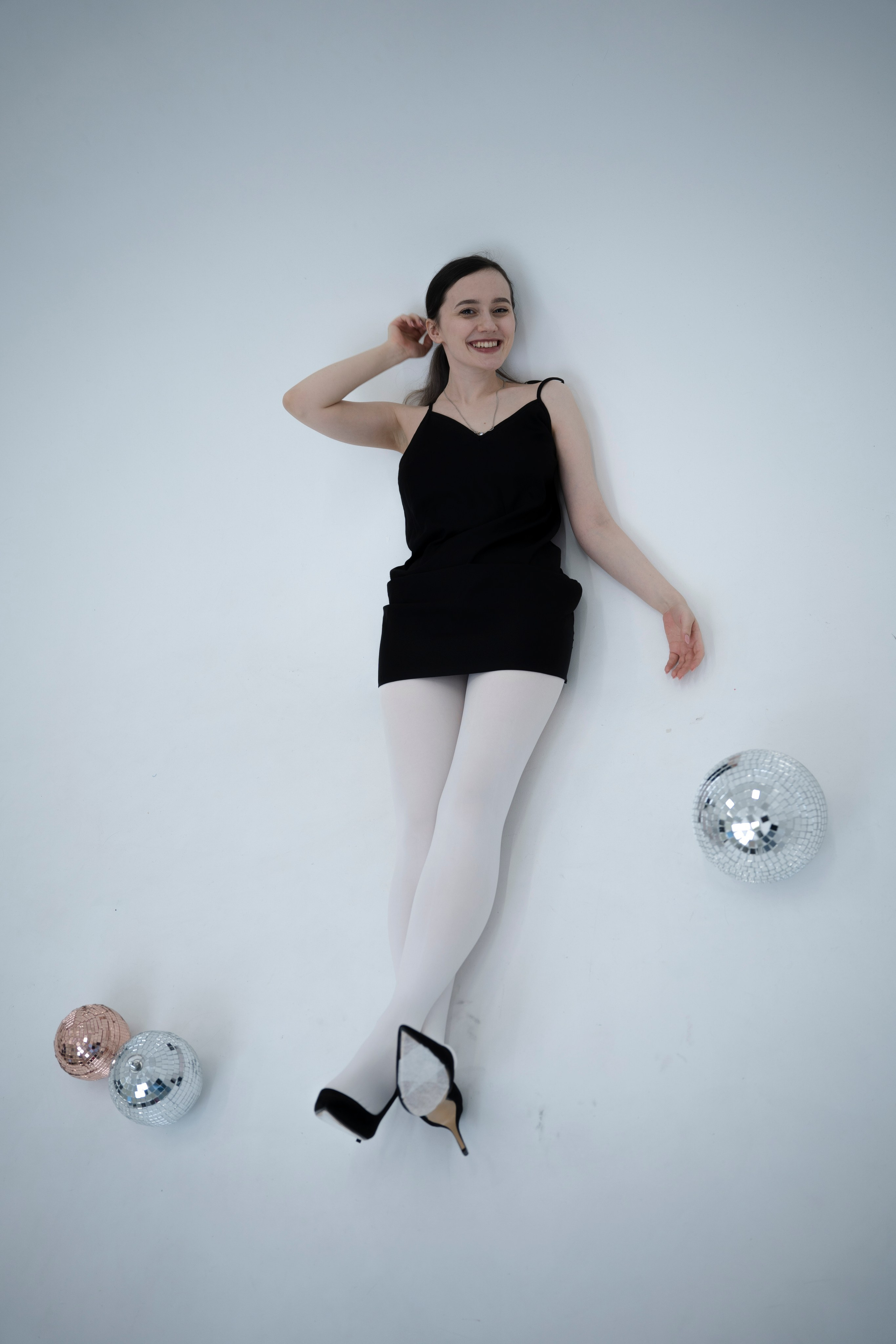 ДЕВОЧКА НА ШАРЕ. Главная