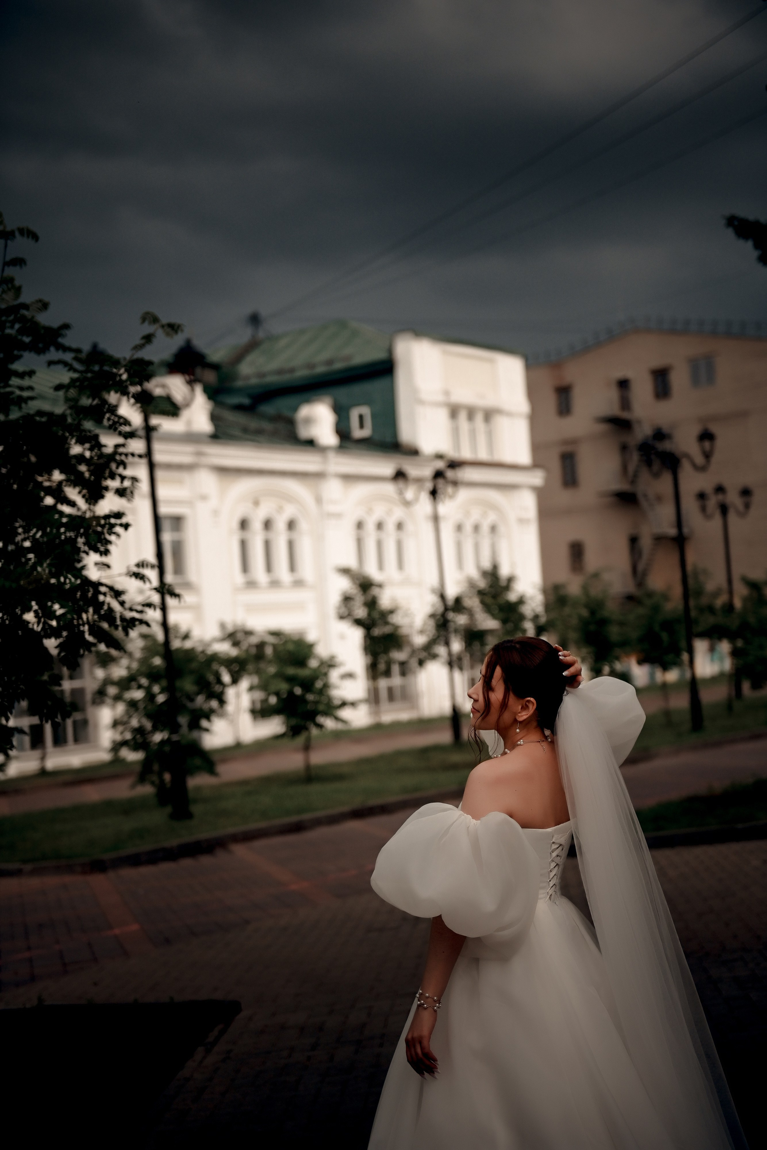 Небольшая свадебная серия в музее и прогулкой под дождем Эльмиры и Ризата. Свадебный, семейный, детский, контент фотограф в Омске Максим Ильин