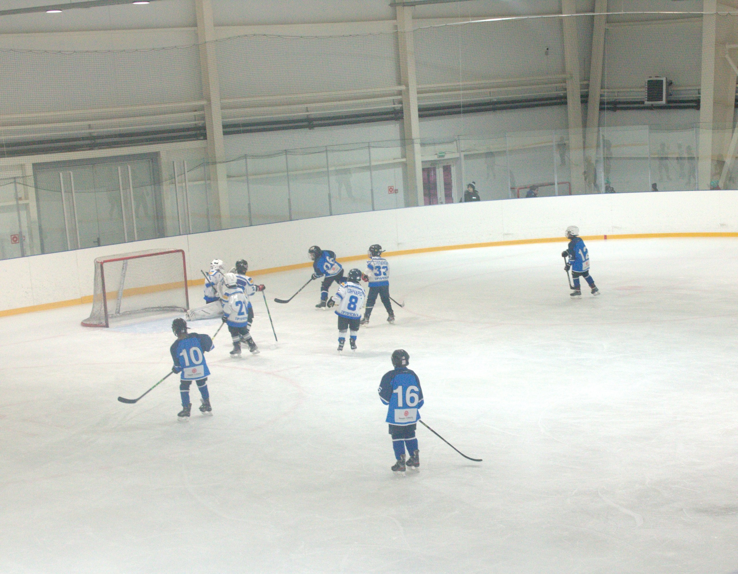 хоккеисты атакуют воро