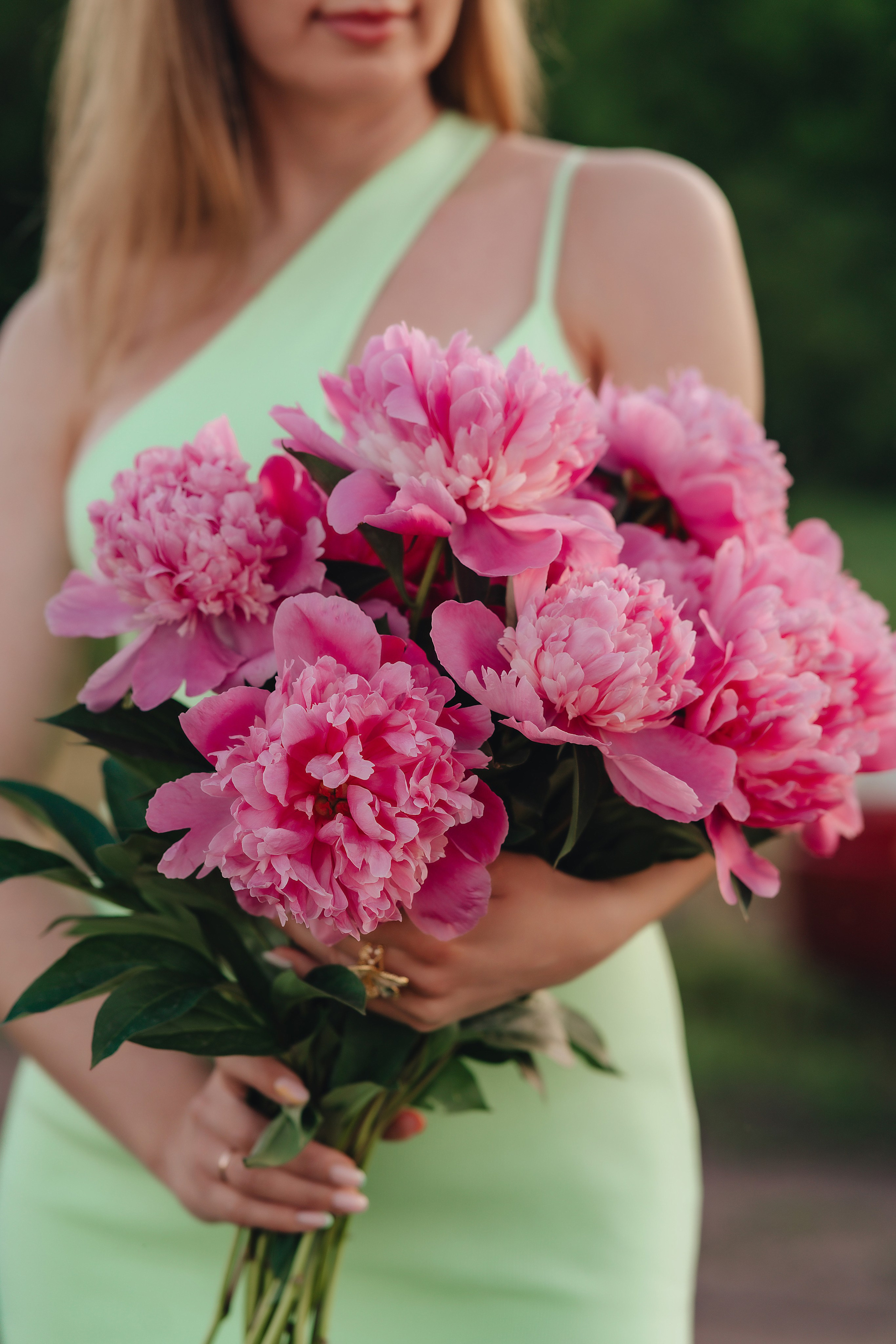 Анастасия | Съемка на закате с букетом пионов. Фотограф Карина Шмулёва. Воронеж и область