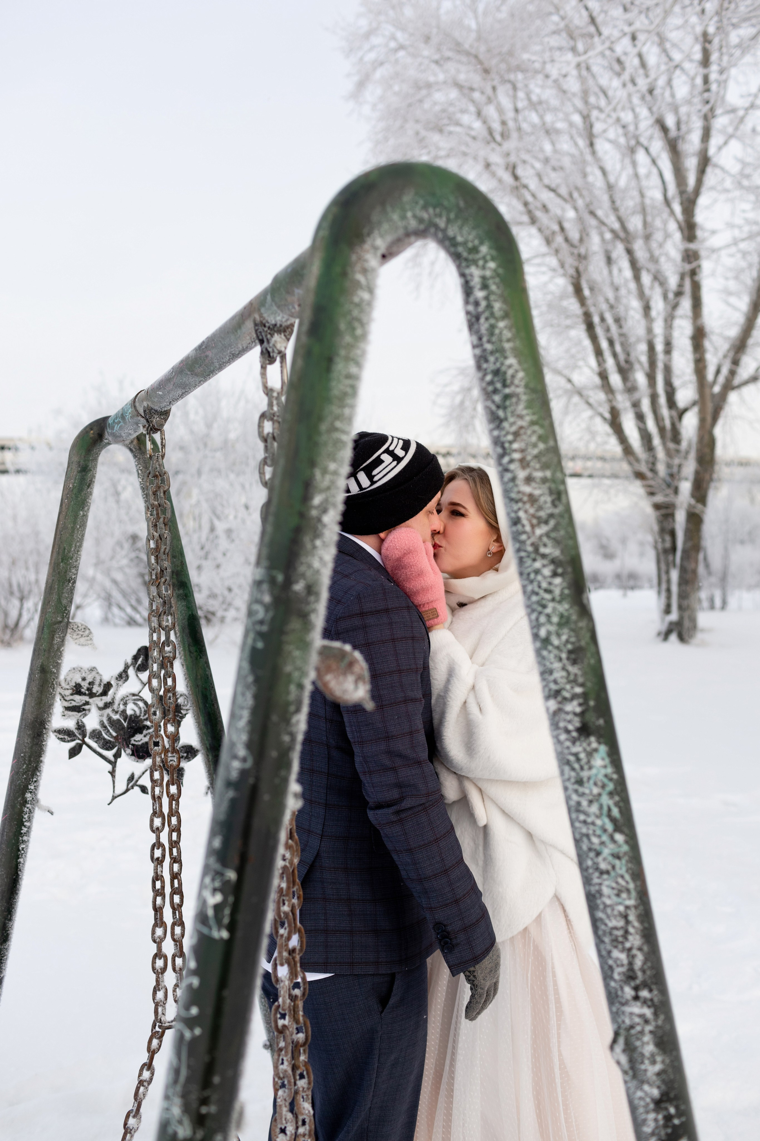 Зимняя свадебная фотосессия в Санкт-Петербурге в снежной городской локации
