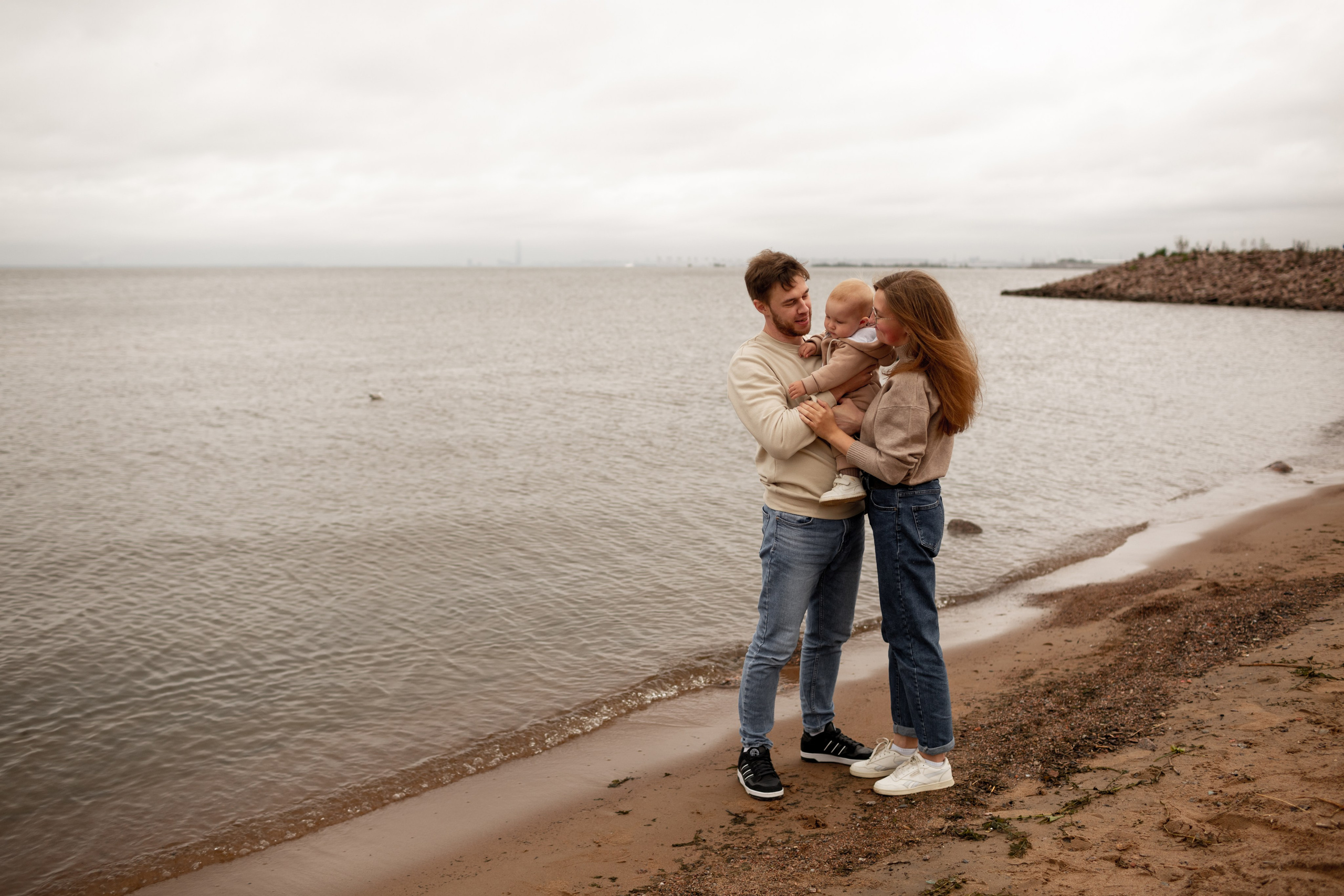 Семейная фотопрогулка на пляже. Свадебный фотограф Кирилл Белый