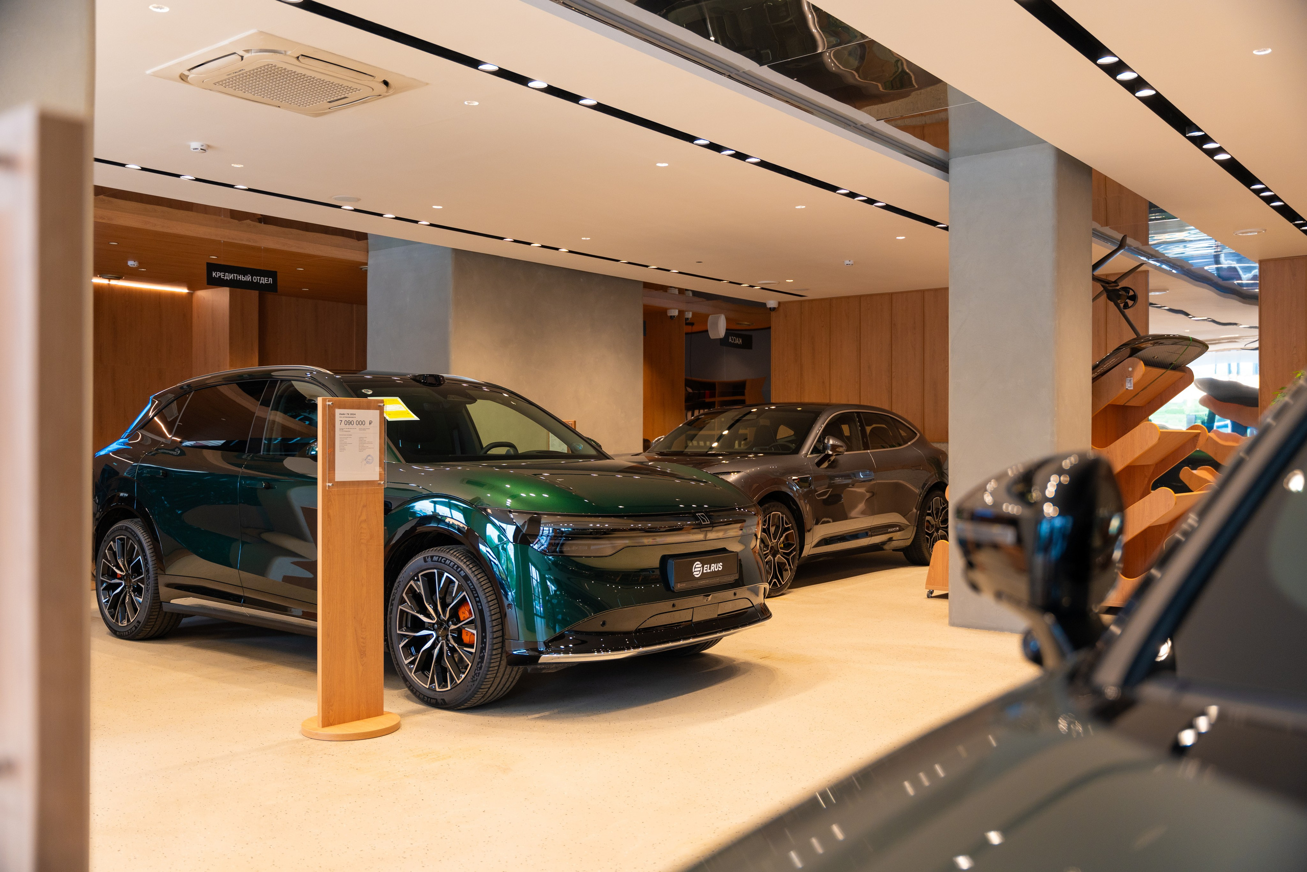 Интерьерная фотосъемка автосалона Elrus в Краснодаре. Zeekr, LiXiang Профессиональная фотосъемка интерьера премиум-автосалона в Краснодаре. Шедевры для Вас! Фотограф и Видеограф в Краснодаре Пахиев Руслан