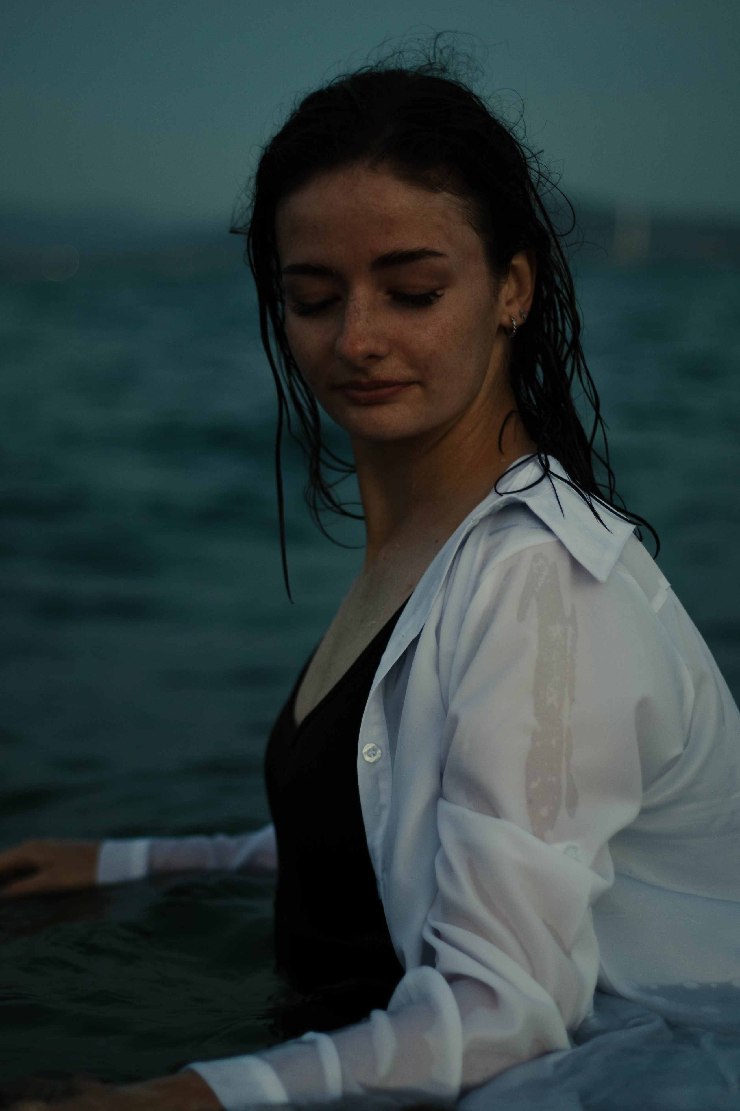 «Невесомость волн: девушка и море». Уличный фотограф Города N