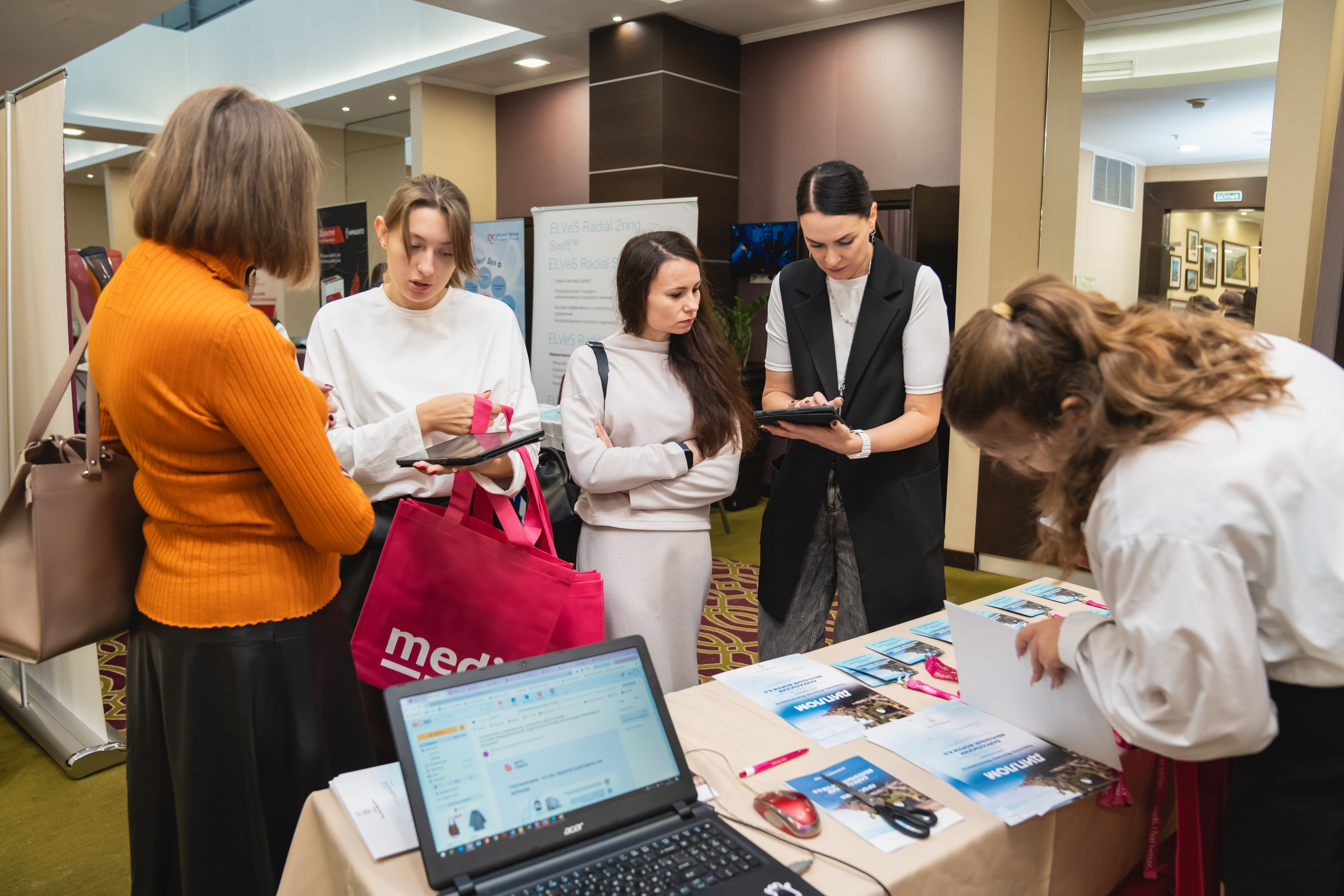 Фотосессия форумов, конференций. Занимаюсь профессиональной фотографией и живу рядом с Байкалом. Работаю в разных жанрах